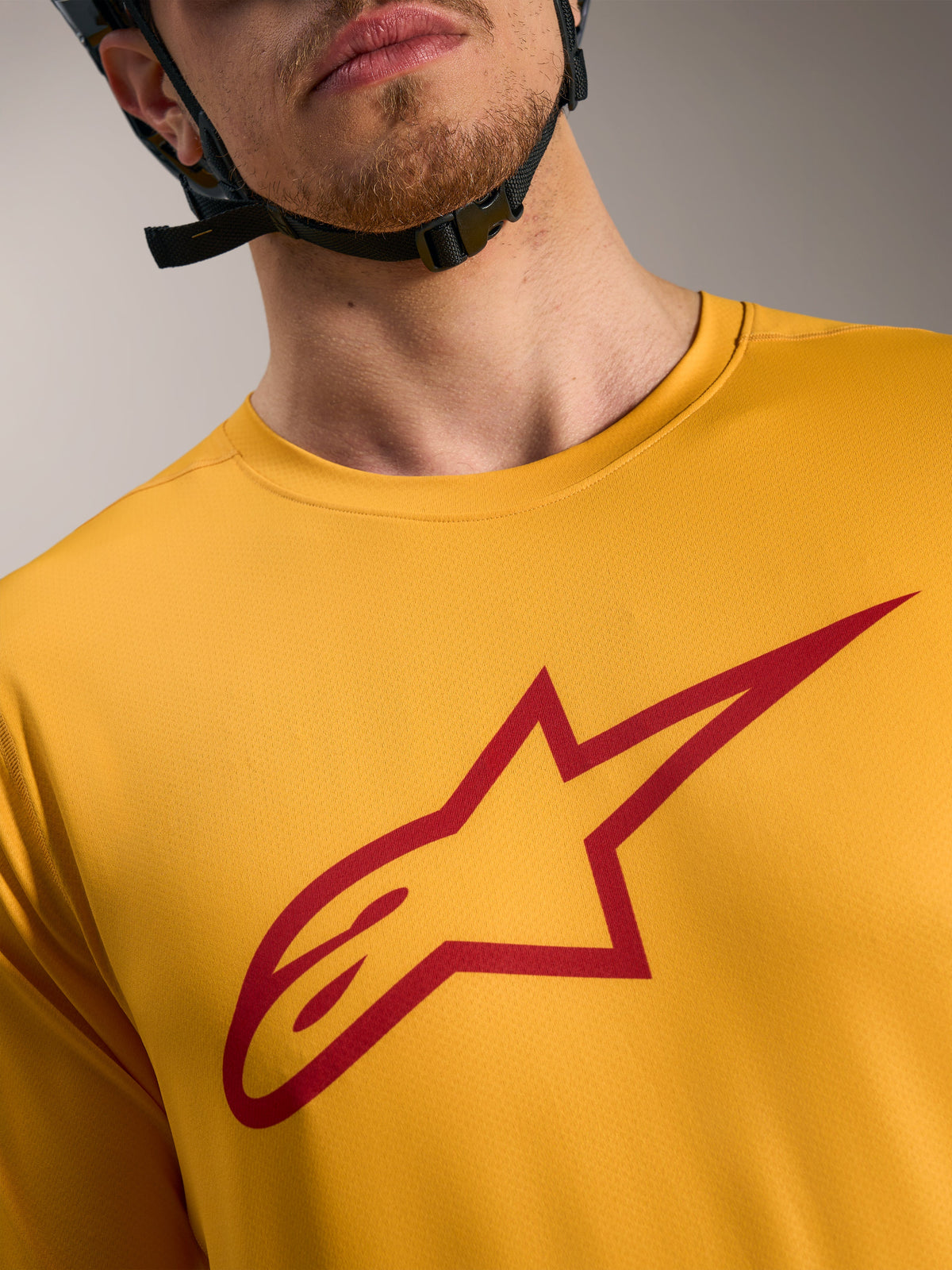 Maglia a maniche corte A-Dura Ride arancione con logo Astars rosso sul petto, abbigliamento tecnico MTB.