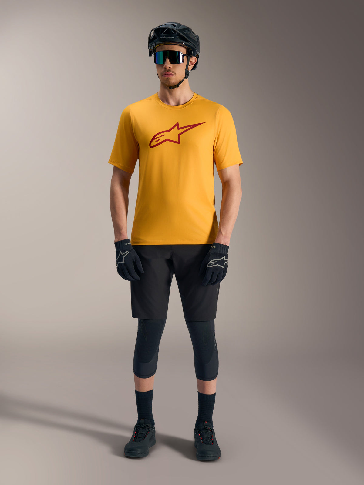 Maglia A-Dura Ride arancione a maniche corte con logo Astars rosso, abbigliamento tecnico per mountain bike.