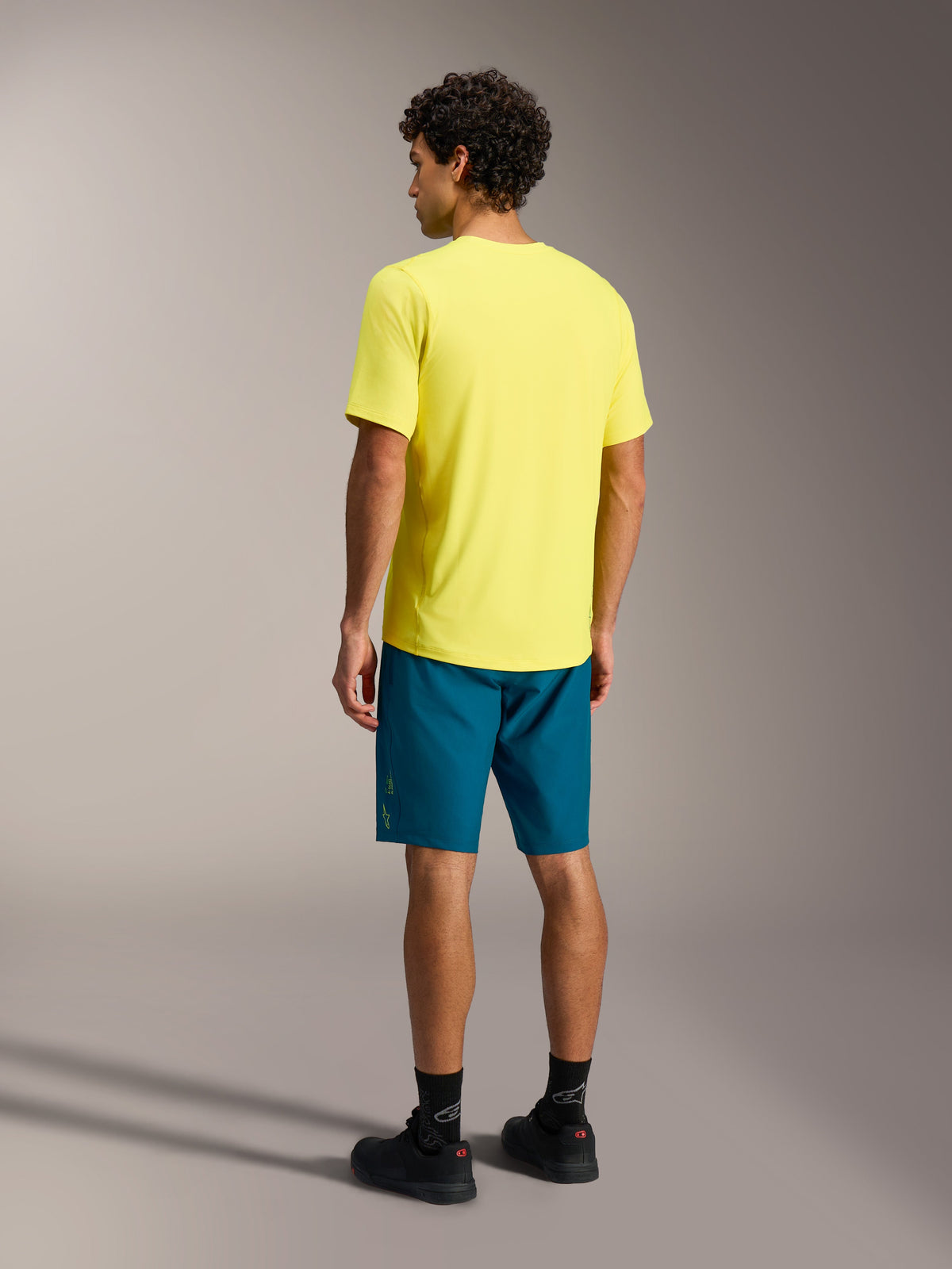 Maglia A-Dura Ride Giallo Fluo a maniche corte, vista posteriore con design a coda allungata per la MTB.