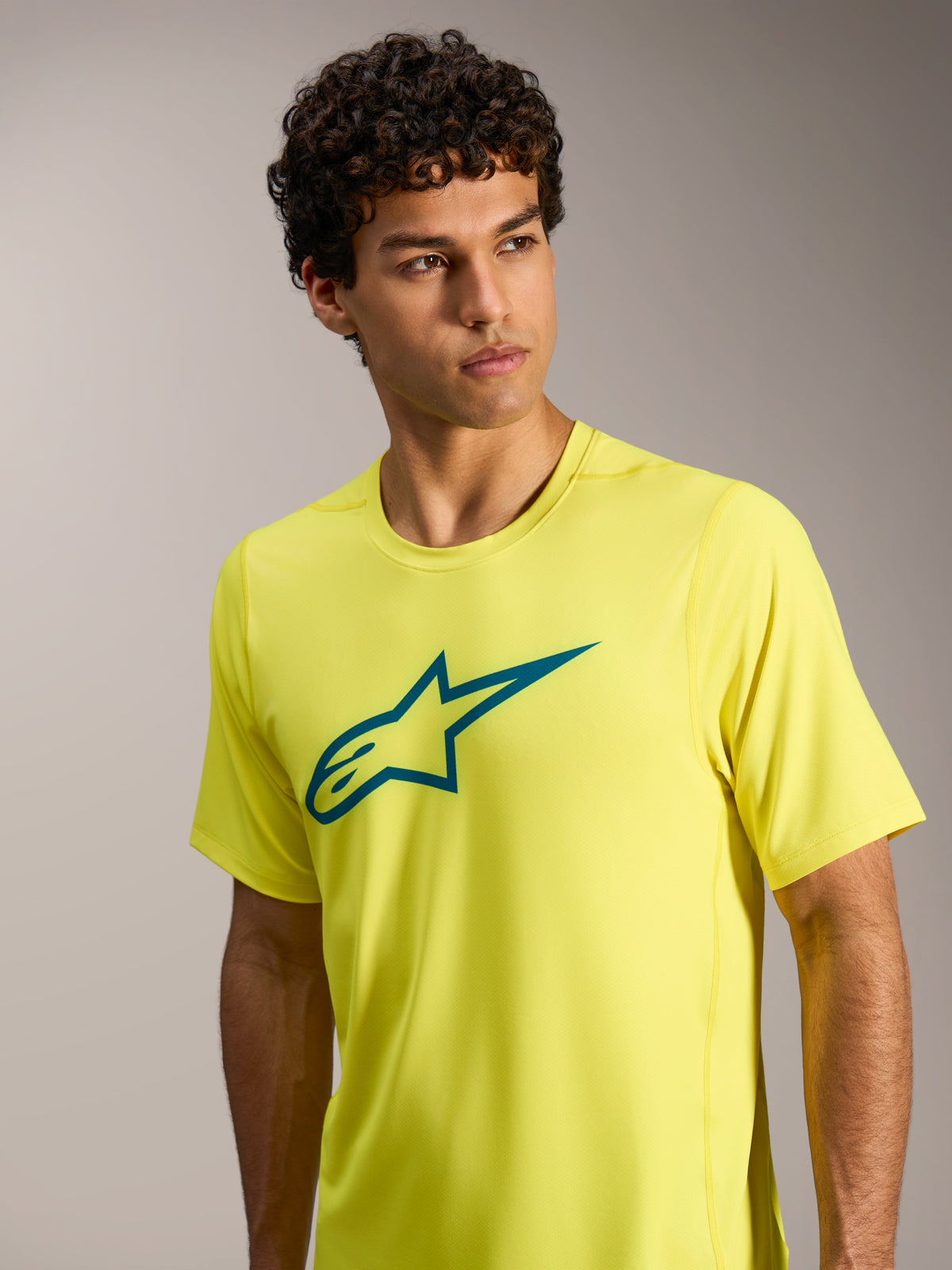 Maglia Alpinestars A-Dura Ride giallo fluo con logo Astars verde acqua sul petto, ideale per MTB ad alte prestazioni.