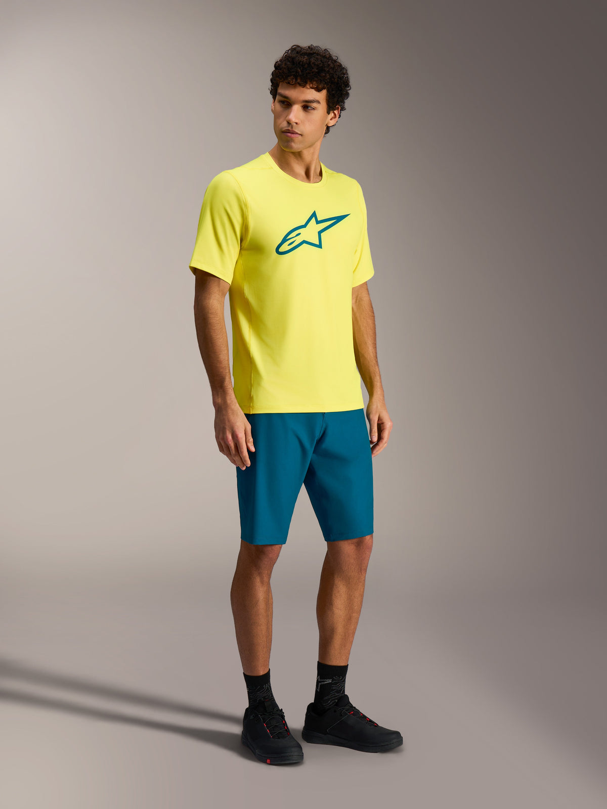 Alpinestars A-Dura Ride, maglia maniche corte giallo fluo con logo verde petrolio, per performance MTB trail.