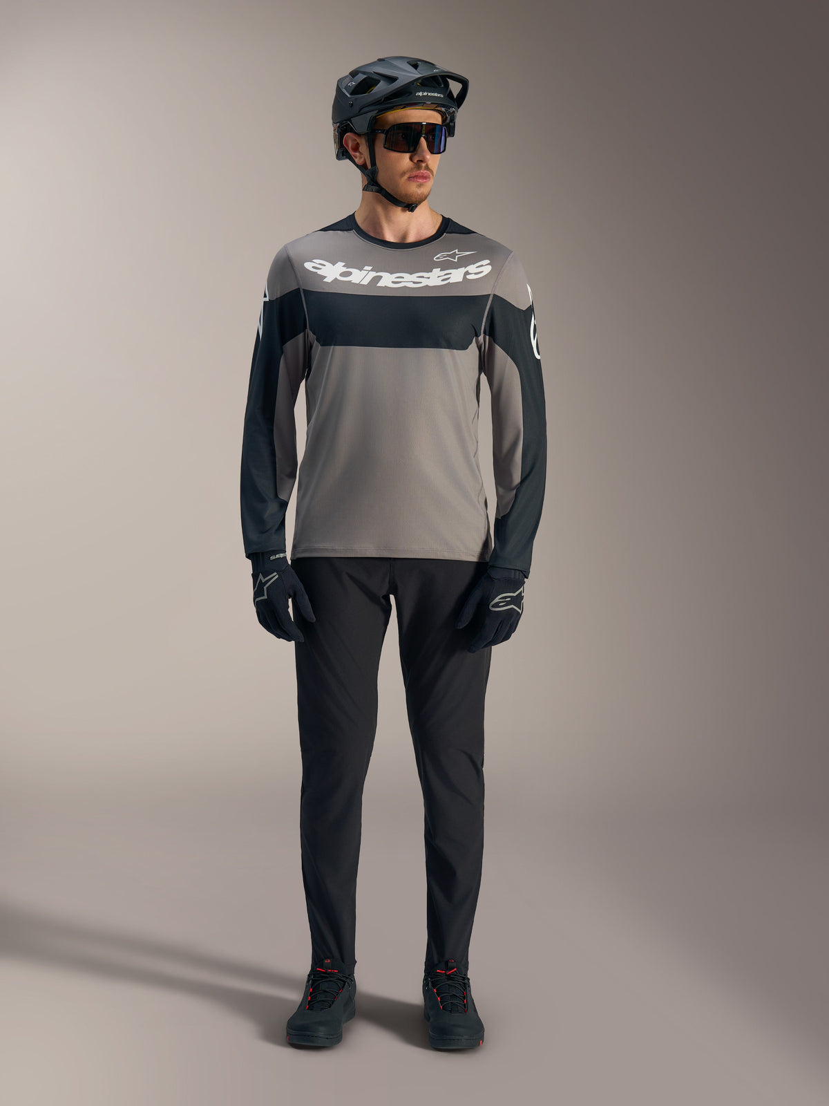 Maglia Alpinestars A-Dura Race a maniche lunghe grigia e nera con logo bianco, abbigliamento tecnico da MTB.