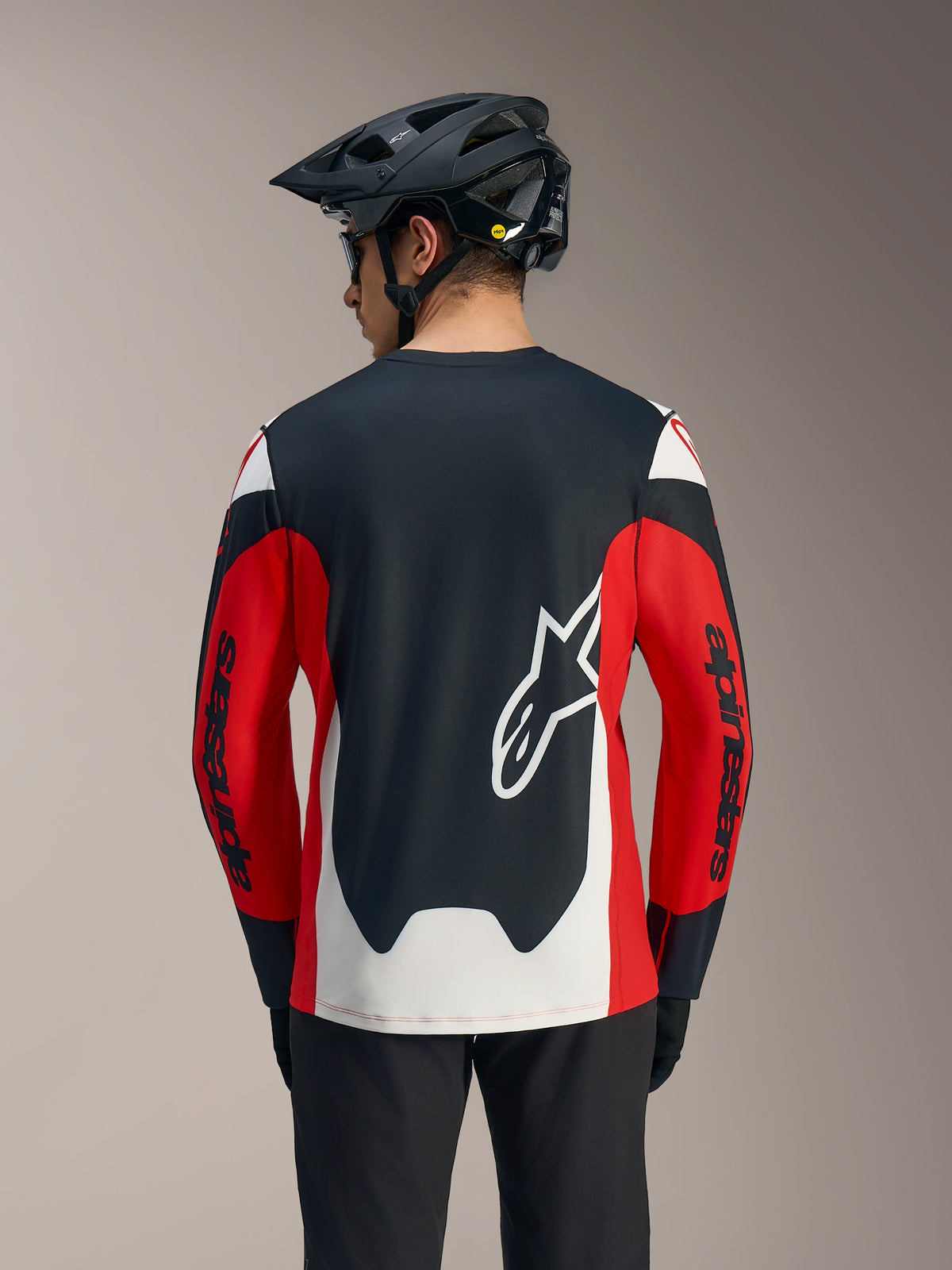 Maglia Alpinestars A-Dura Race a maniche lunghe rossa, nera e bianca con grande logo Astars bianco e grafiche racing sul retro.