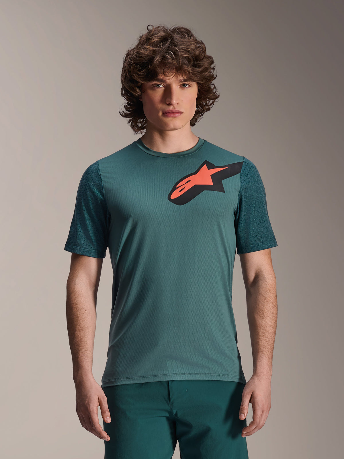 Alpinestars A-Dura Lipan Jersey, maglia MTB a maniche corte, verde Silver Pine, grande logo Astars nero e arancione sul petto, vestibilità regolare, tessuto tecnico leggero per mountain bike