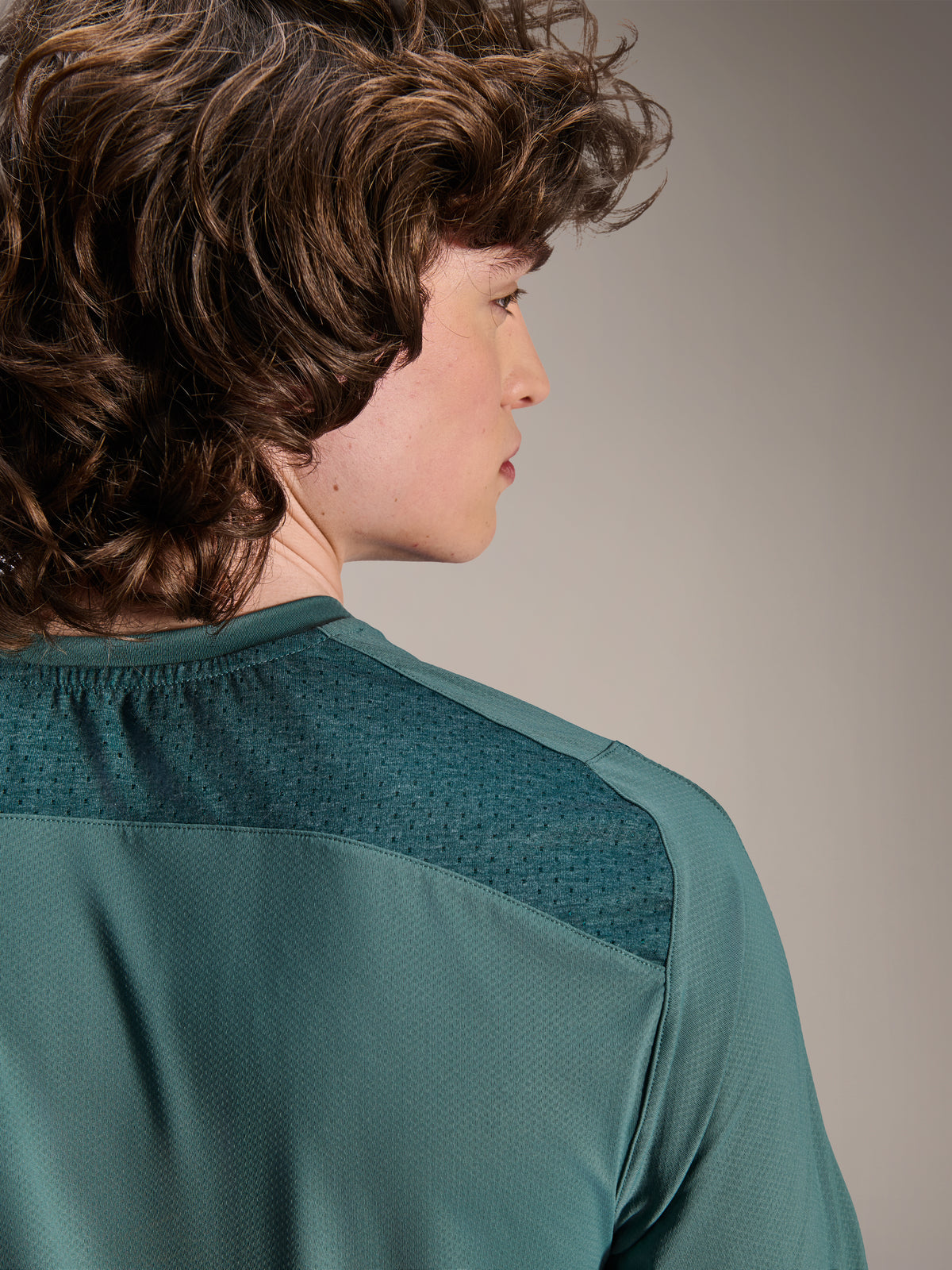 Alpinestars Maglia A-Dura Lipan - Maniche Corte, Silver Pine, primo piano della zona della spalla posteriore che mostra la trama del tessuto jacquard e i pannelli in rete traspirante, abbigliamento performance casual per mountain bike
