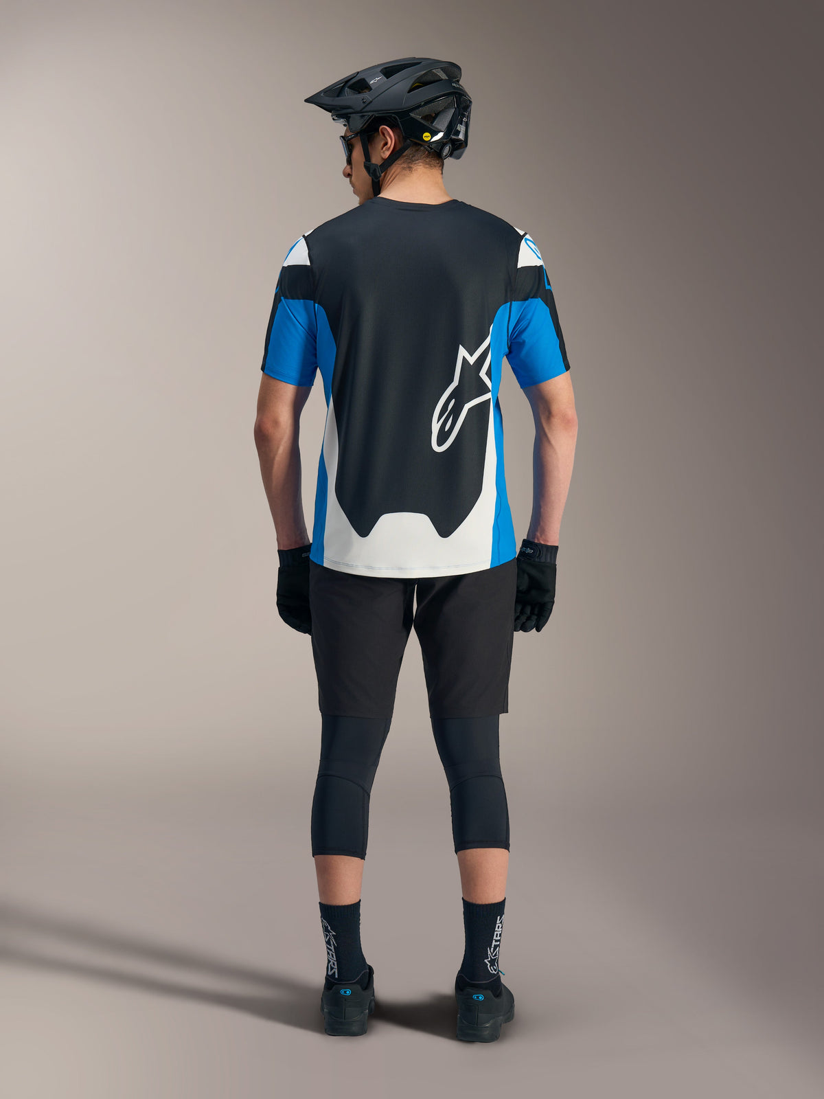 Maglia Alpinestars A-Dura Race SS blu e nera, abbinata a pantaloncini tecnici MTB e attrezzatura performance.