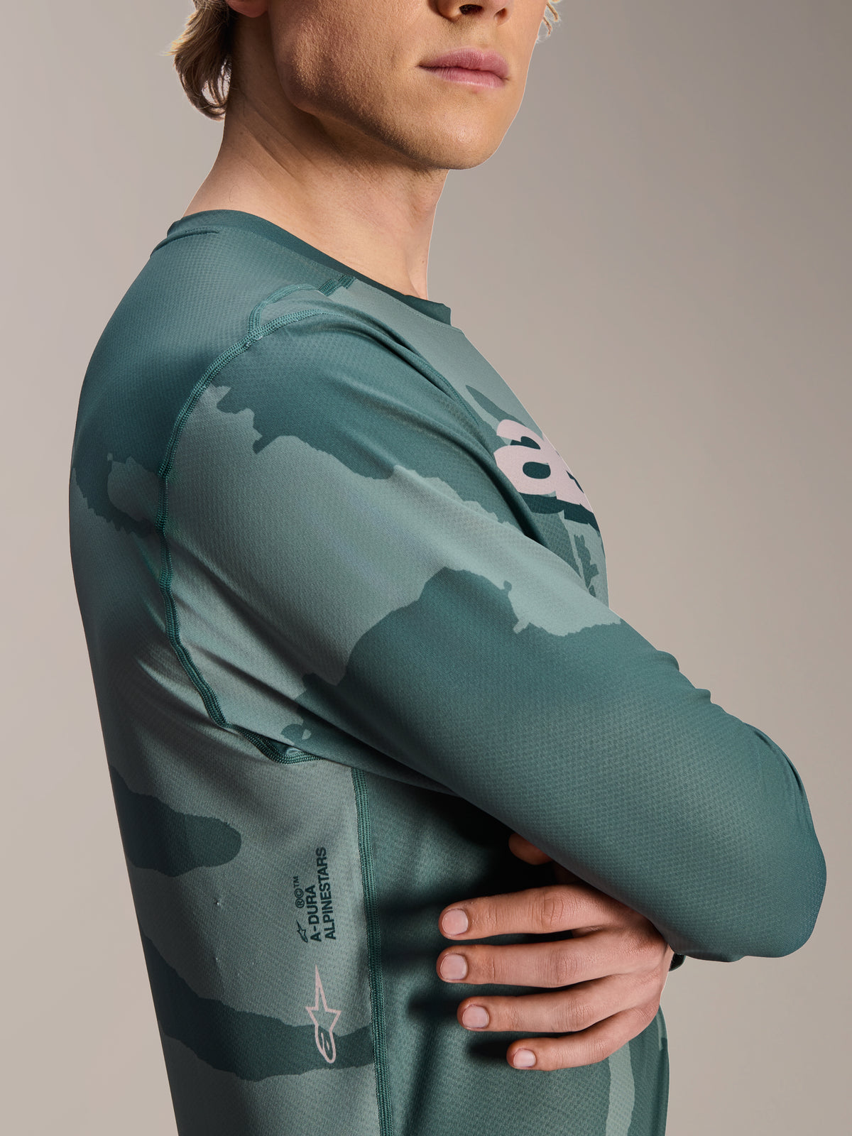 Alpinestars A-Dura Hollow Camo Long Sleeve Jersey, Silver Pine Camo, motivo mimetico verde, con scritta A-Dura e logo Astars sul fianco, abbigliamento tecnico da MTB