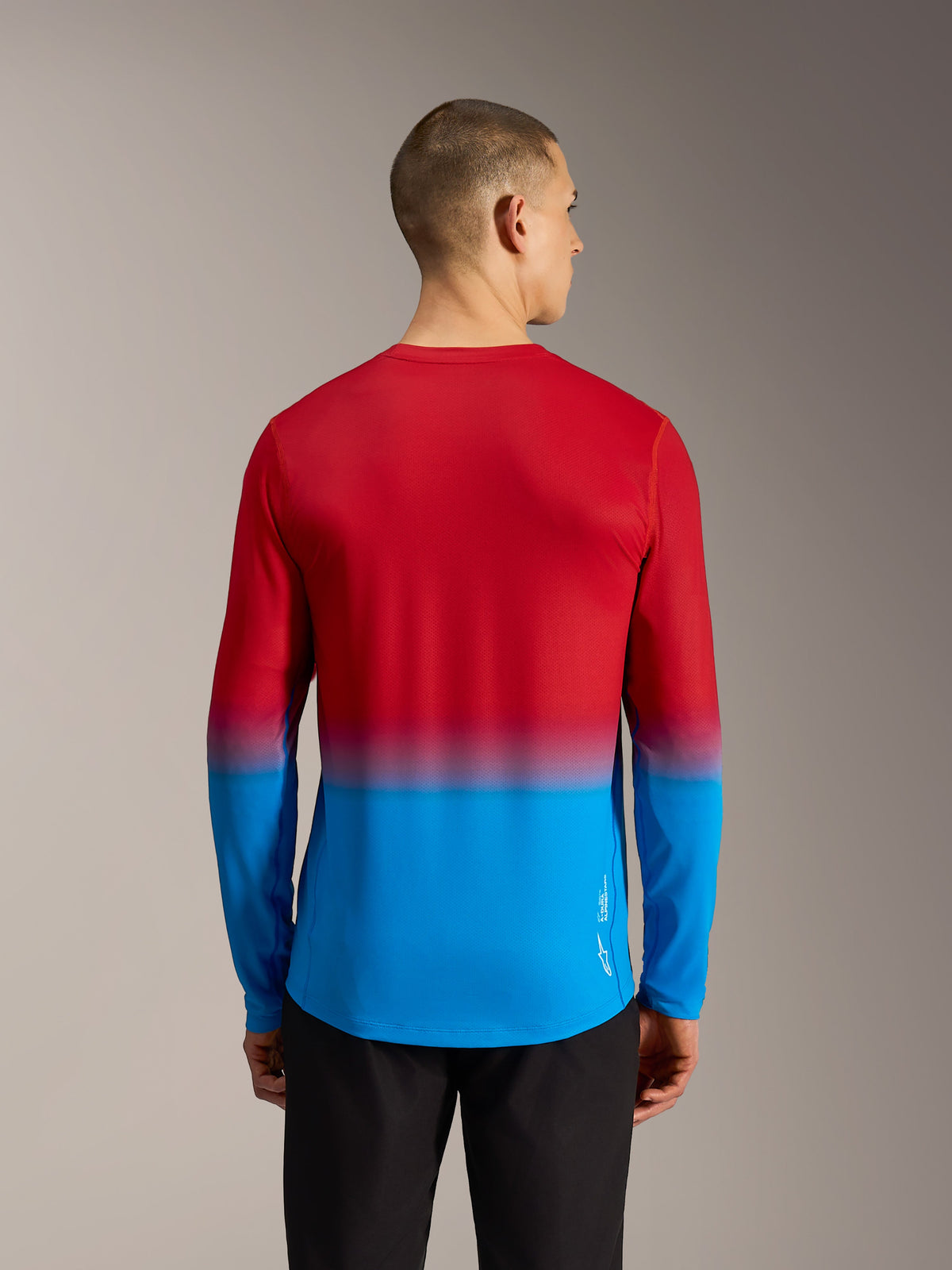 Vista posteriore maglia MTB Alpinestars A-Dura ASTARS 2.0, sfumatura rosso-blu, maniche lunghe e coda performante.