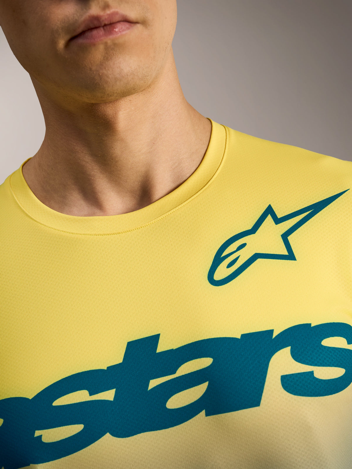 Maglia A-Dura ASTARS 2.0 giallo fluo con logo Alpinestars ottanio, tessuto traspirante per MTB a maniche corte.