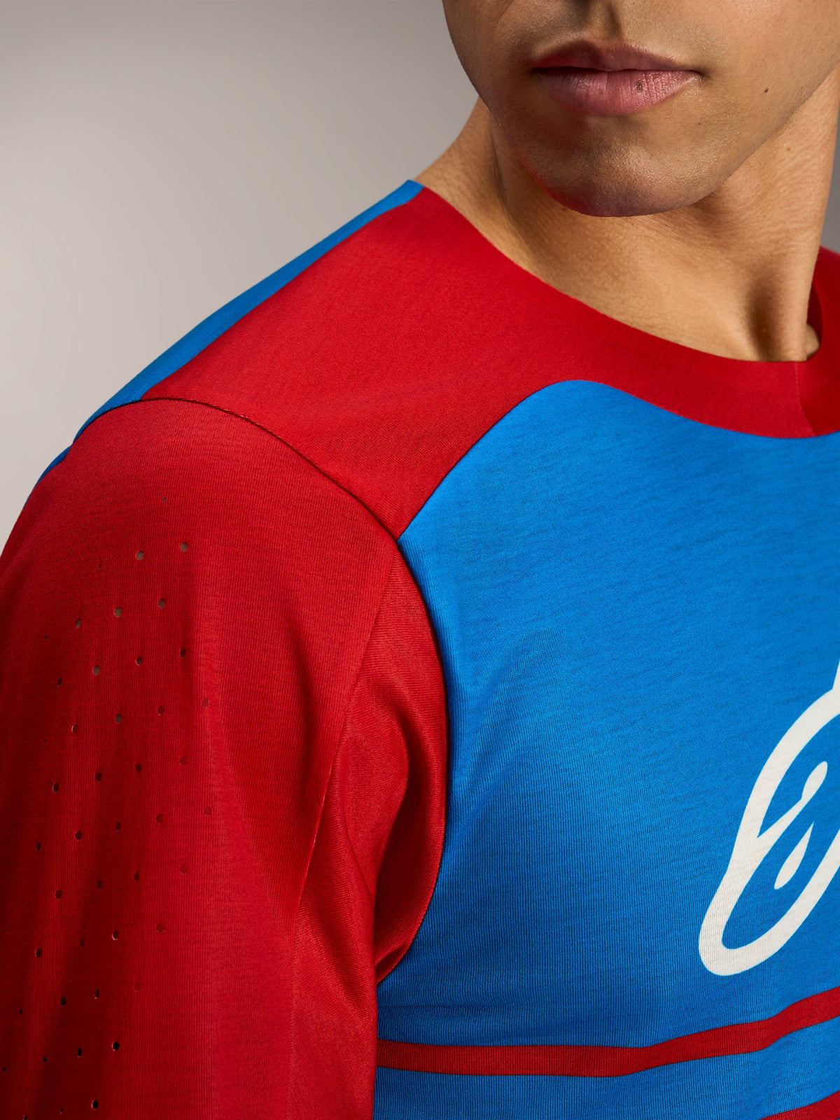 Alpinestars A-Dura Elite 2.0, maglia MTB rossa e blu con perforazioni laser traspiranti sulle maniche.