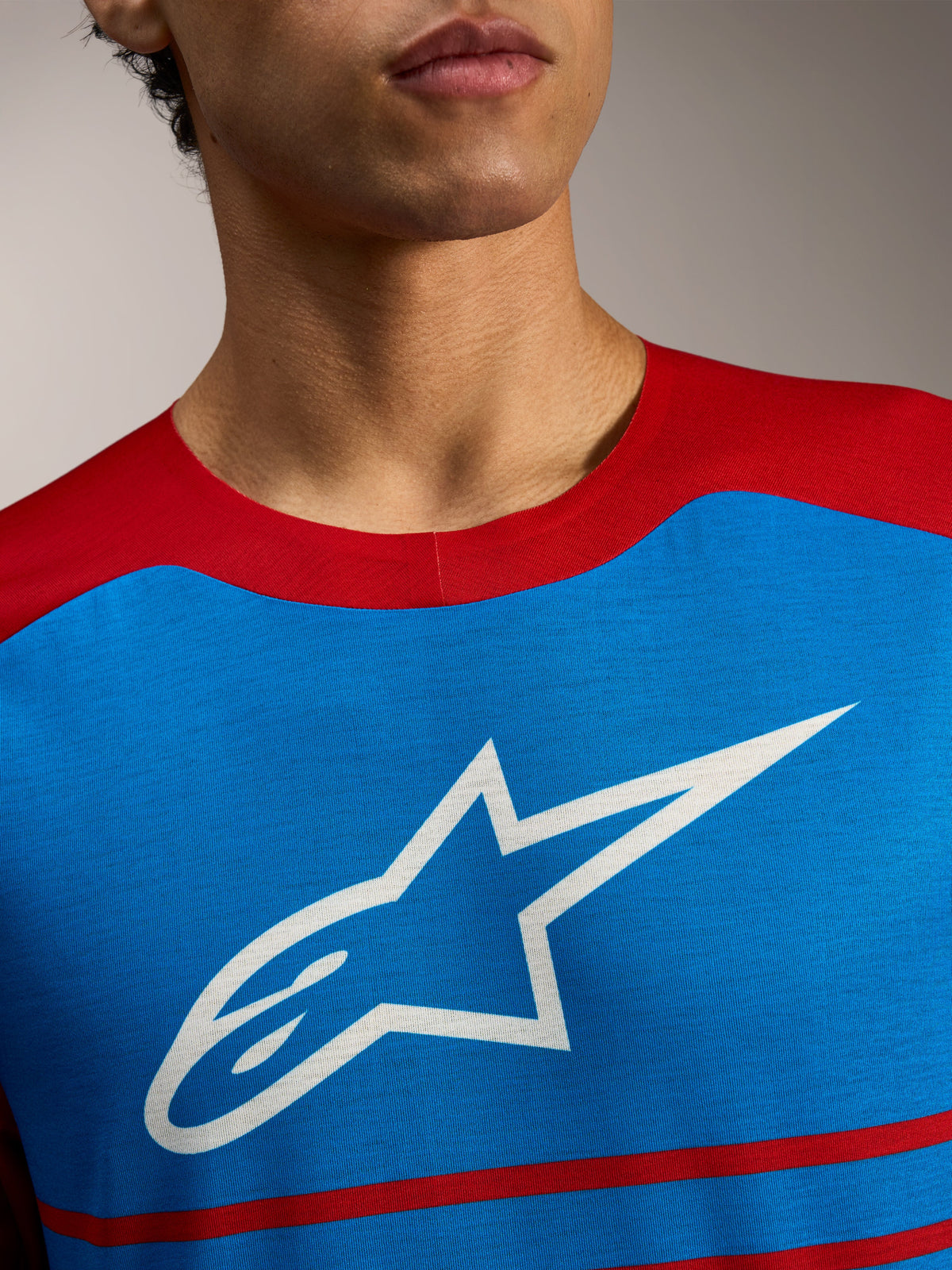 Alpinestars A-Dura Elite Maglia 2.0, top MTB blu e rosso con prominente logo a stella bianco sul petto.