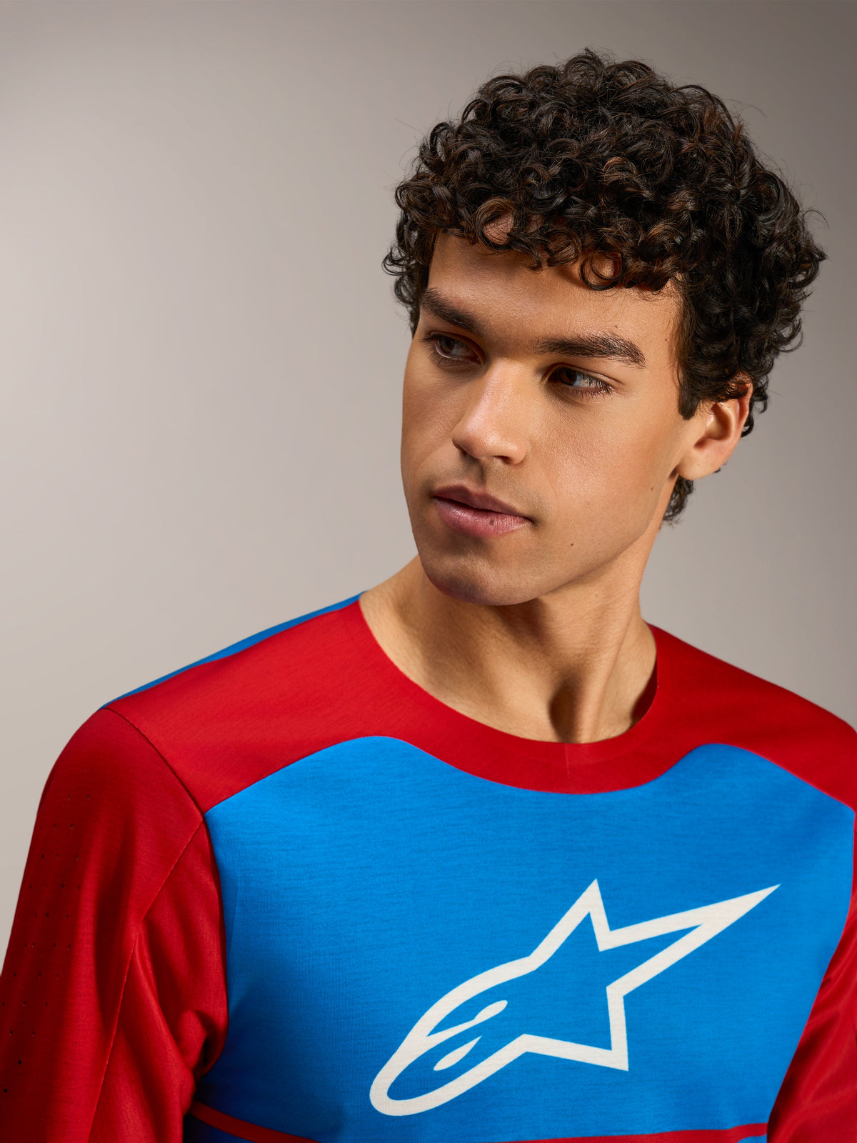 Alpinestars A-Dura Elite 2.0, maglia a maniche lunghe rossa e blu con logo bianco e tessuto traspirante da trail.