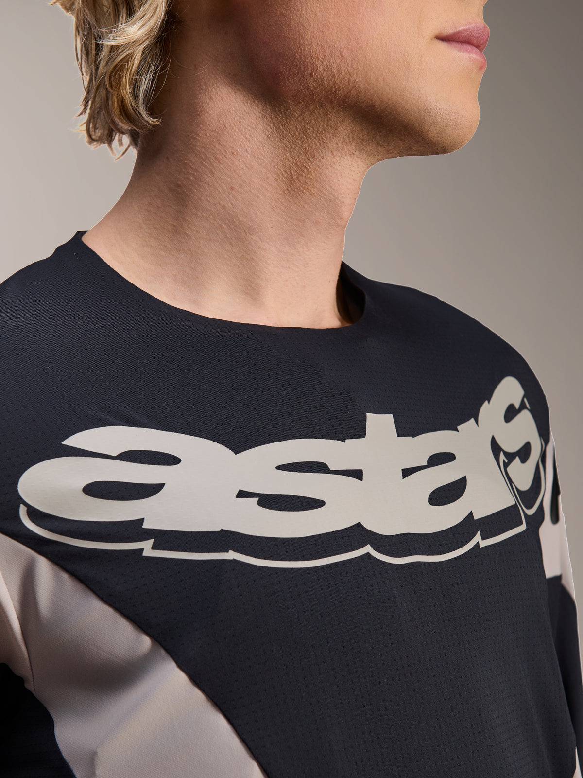 Alpinestars A-Supra Melt Jersey, maglia MTB a maniche lunghe, nero e grigio con grande scritta astars bianca sul petto, tessuto traspirante micro-perforato, design ispirato alle corse
