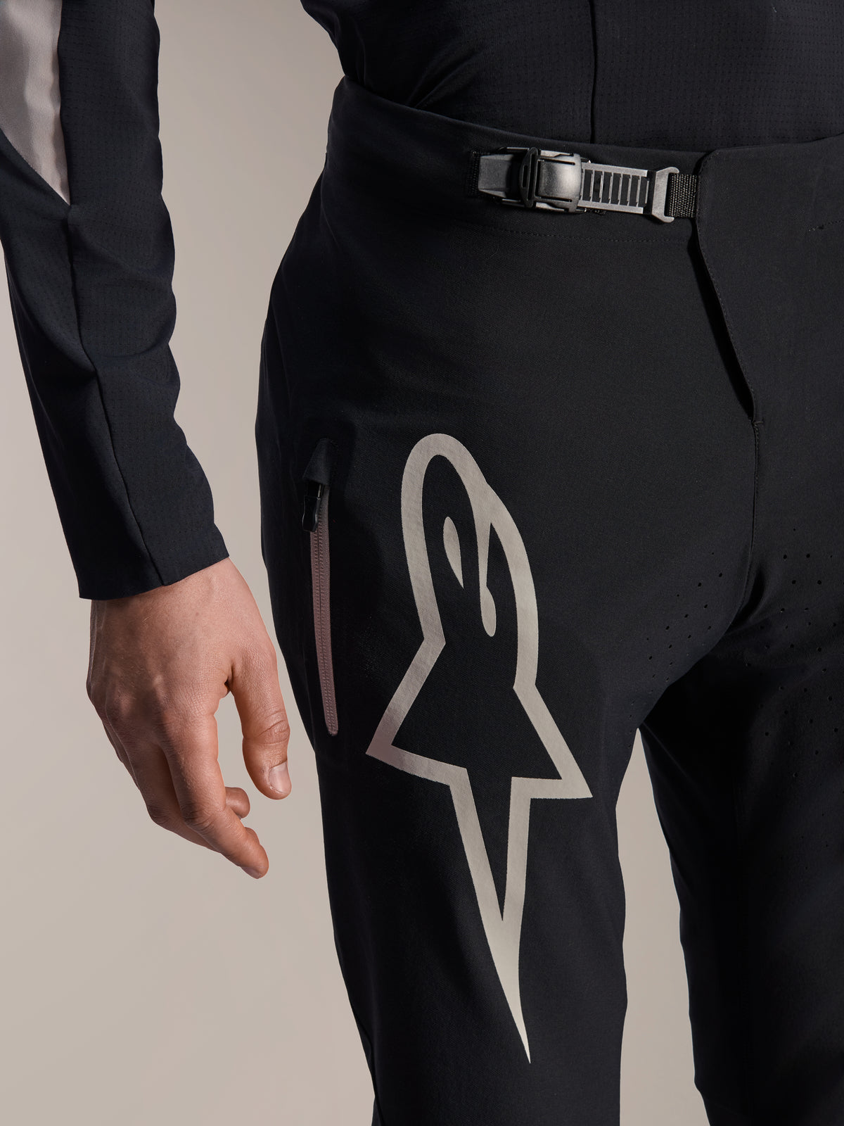 Alpinestars A-Supra Melt Pants, pantaloni da mountain bike, nero, con un grande logo Astar bianco sulla coscia, chiusura a cricchetto regolabile in vita e tasca laterale con cerniera, vista dettagliata dell'equipaggiamento tecnico da MTB