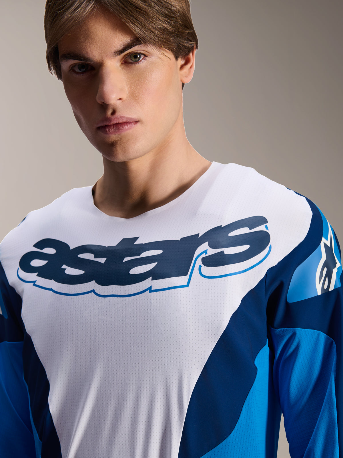 Alpinestars A-Supra Melt Jersey, maglia MTB a maniche lunghe, blu e bianco con grafiche navy, con grande logo 'astars' sul petto, materiale tecnico micro-perforato, vestibilità atletica per mountain bike