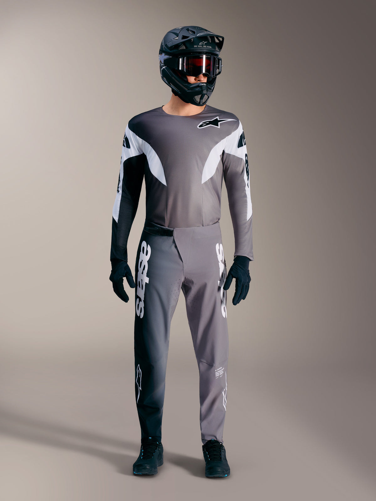 Completo MTB Alpinestars A-Supra Elite grigio sfumato, con maglia e pantaloni performance e loghi bianchi.