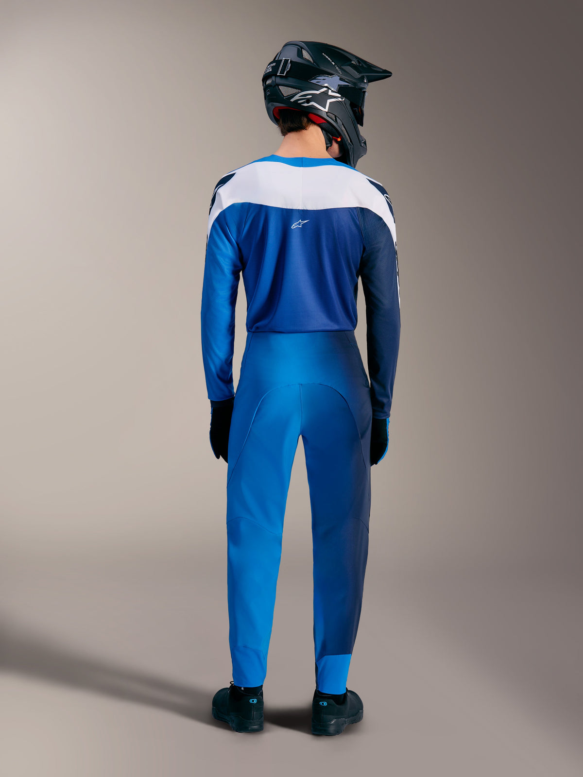 Kit MTB A-Supra Elite Faded Bright Blue, vista posteriore di maglia sfumata e pantaloni performanti con dettagli bianchi.