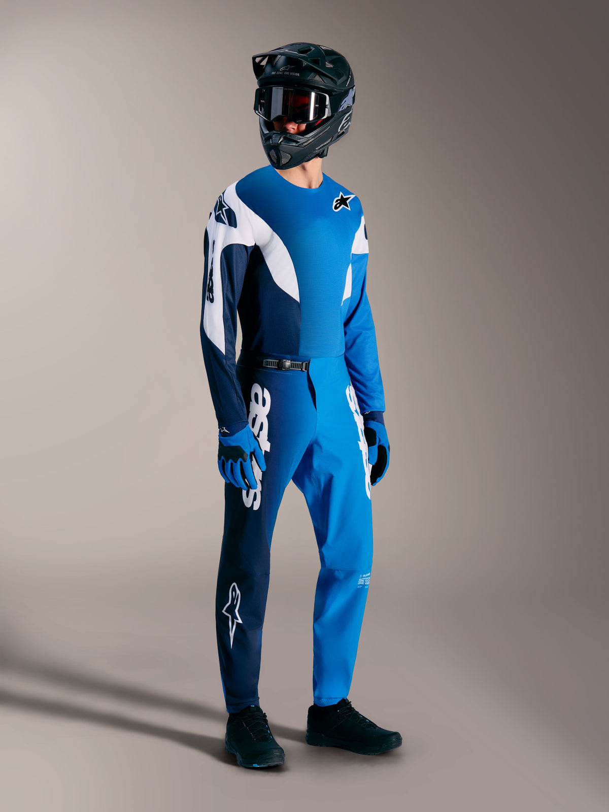 Kit MTB Alpinestars A-Supra Elite in Faded Bright Blue, con maglia e pantaloni performanti e loghi bianchi audaci.