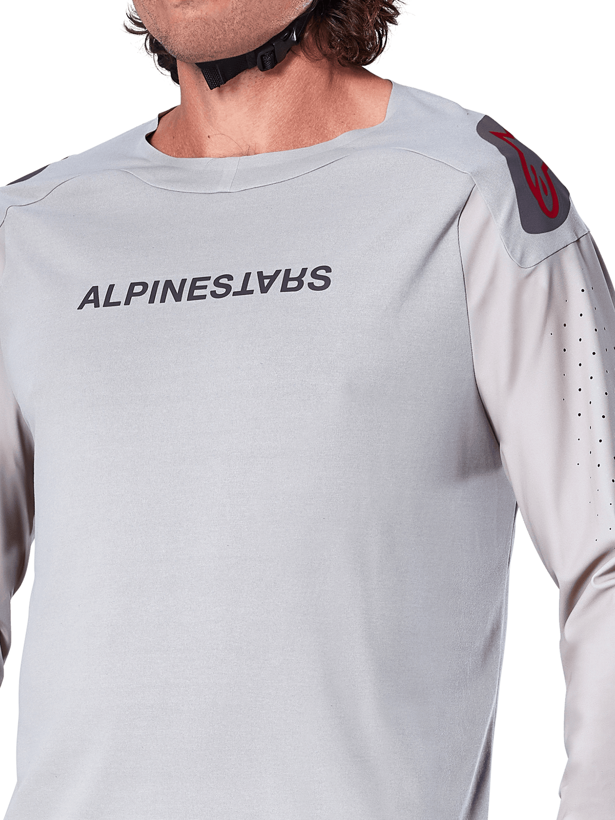 Primo piano della maglia a maniche lunghe Alpinestars A-Aria Polartec Switch in grigio chiaro, con marchio Alpinestars sul petto, logo rosso sulla spalla e maniche traforate al laser per la ventilazione, abbigliamento premium per mountain bike.