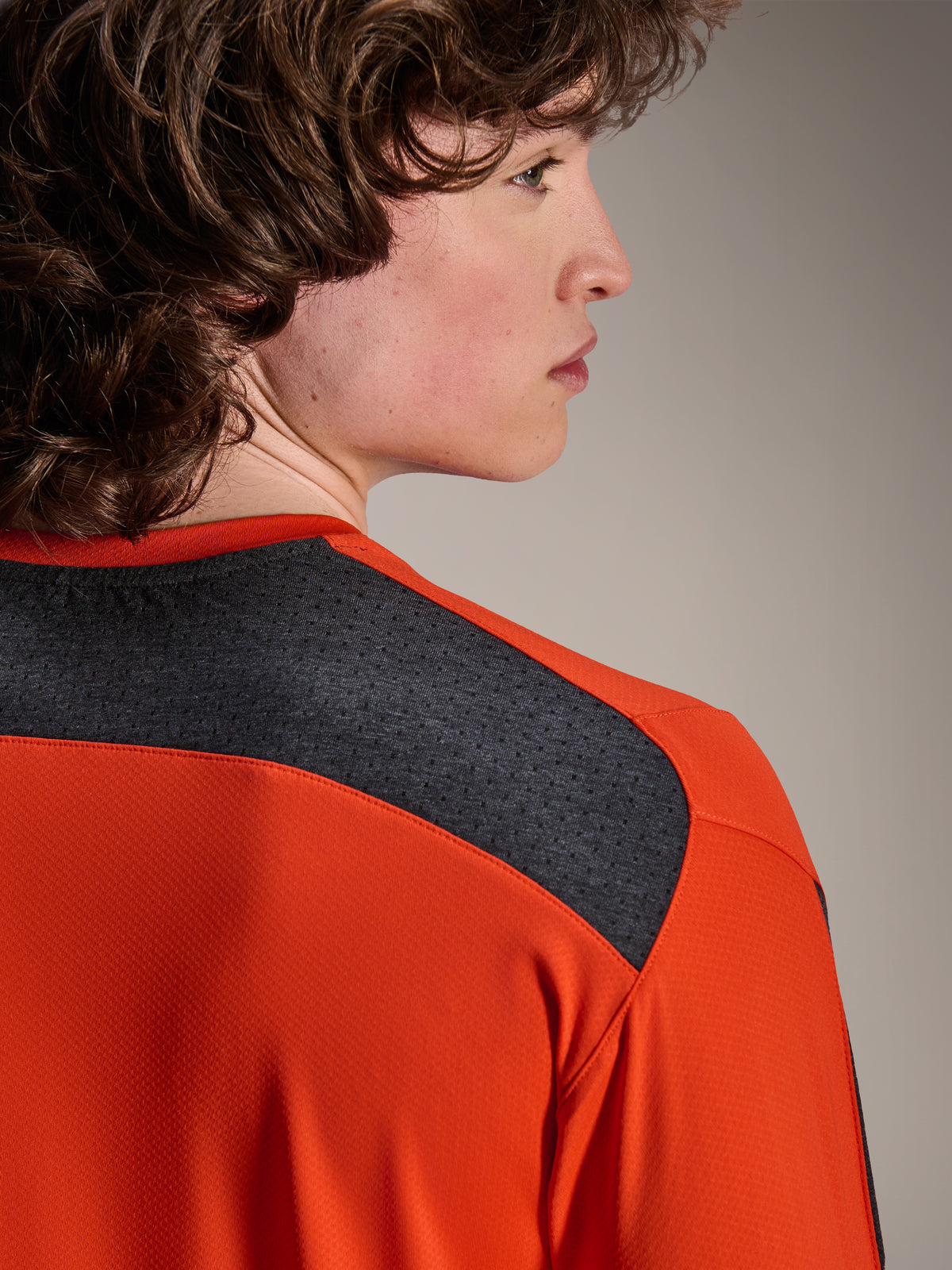 Maglia Alpinestars A-Dura Insert Astar, maglia MTB a maniche lunghe, Spicy Orange, con inserti in mesh grigio scuro sulla spalla e sulla parte superiore della schiena, tessuto resistente per prestazioni off-road