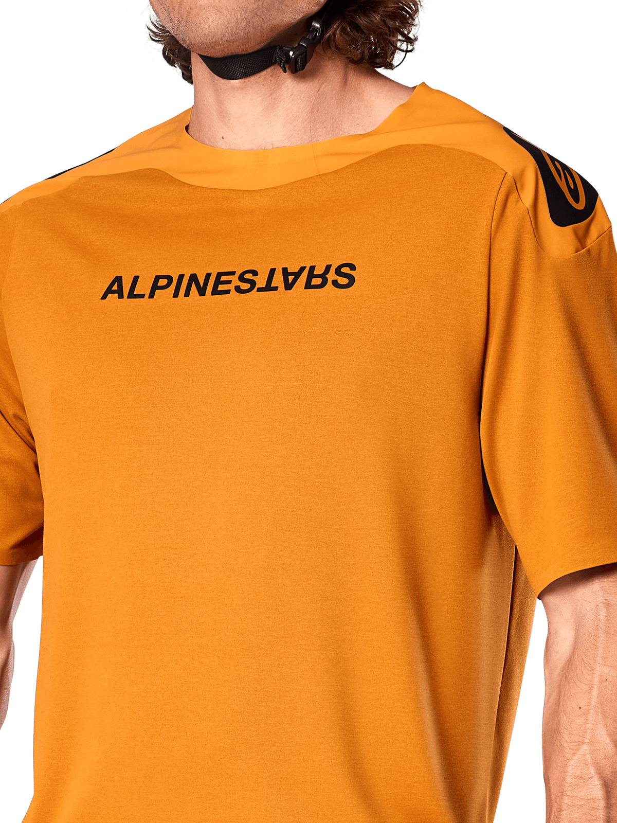 Alpinestars A-Aria Polartec Switch Jersey, maglia MTB a maniche corte, oro scuro, con logo Alpinestars nero specchiato sul petto, tessuto tecnico per il trail riding in mountain bike