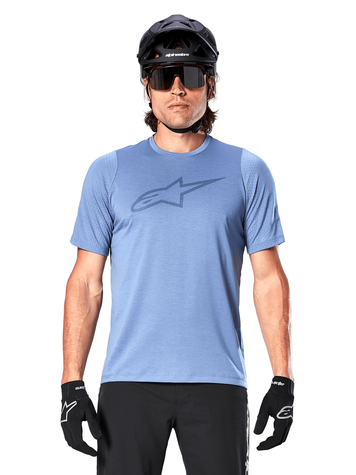 Mountain biker uomo con maglia a maniche corte Alpinestars A-Dura Dri Astar in Infinity Blue, caratterizzata da un logo discreto sul petto e pannelli in mesh, abbinata a casco nero, occhiali da sole e guanti neri per un completo tecnico da ciclismo.