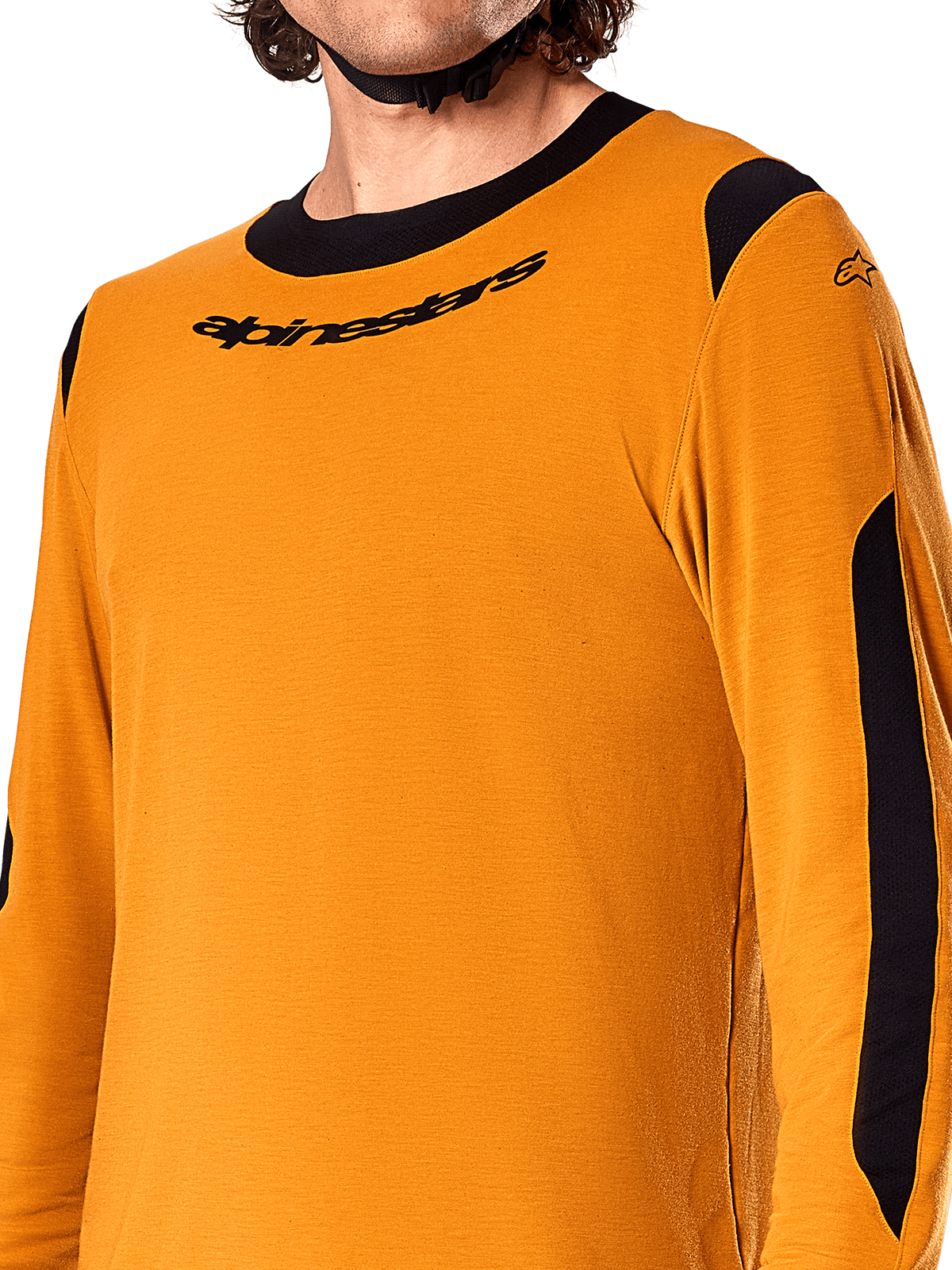 Maglia a maniche lunghe Alpinestars A-Dura Dri Wool, Dark Gold, primo piano del colletto a girocollo nero con logo e dei pannelli di ventilazione in rete nera su spalle e braccia, abbigliamento da mountain bike ad alte prestazioni