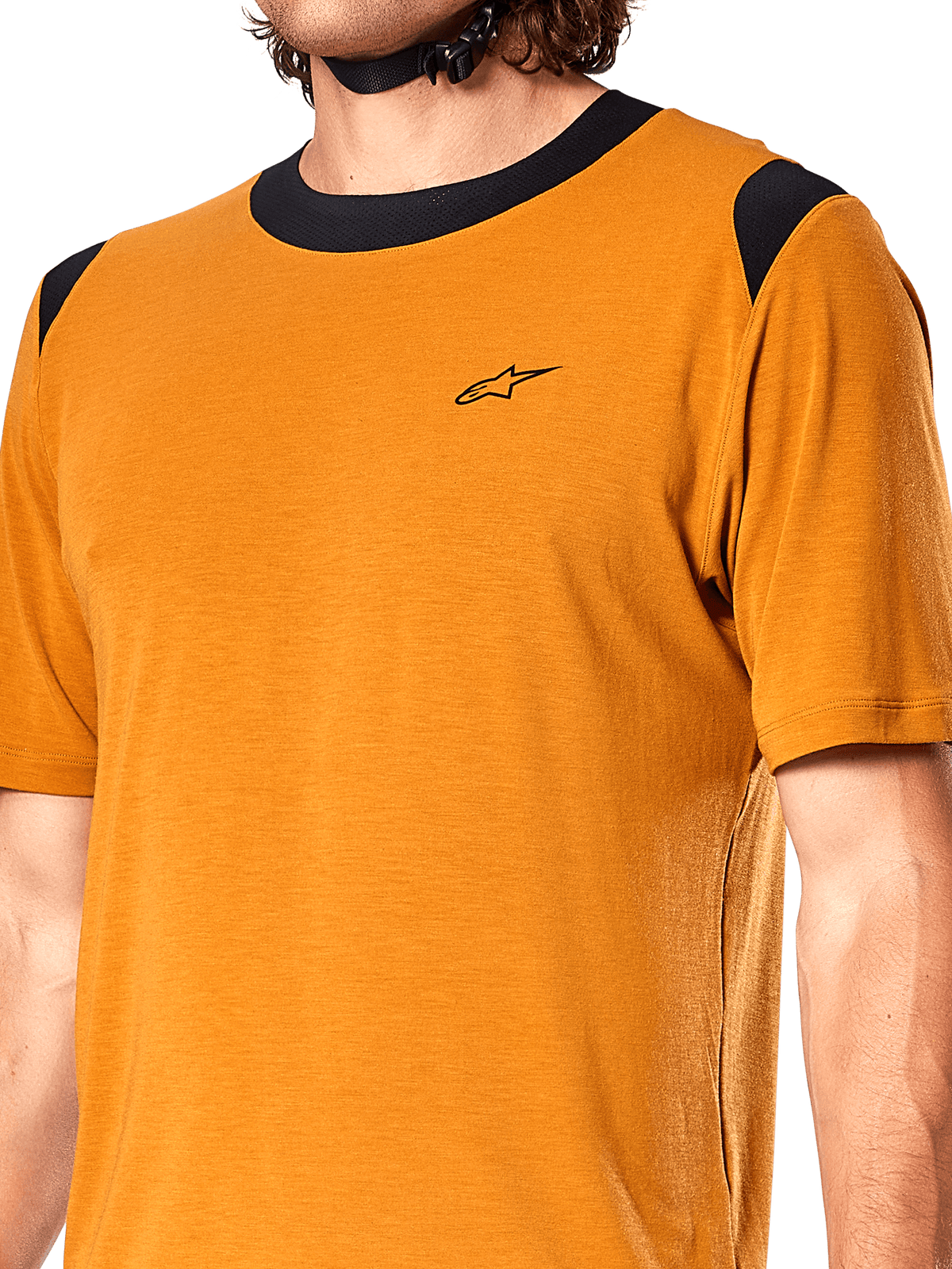 Maglia Alpinestars A-Dura Dri Wool, maglia da ciclismo a maniche corte, oro scuro, colletto e pannelli sulle spalle in rete nera, piccolo logo nero sul petto, vista frontale ravvicinata