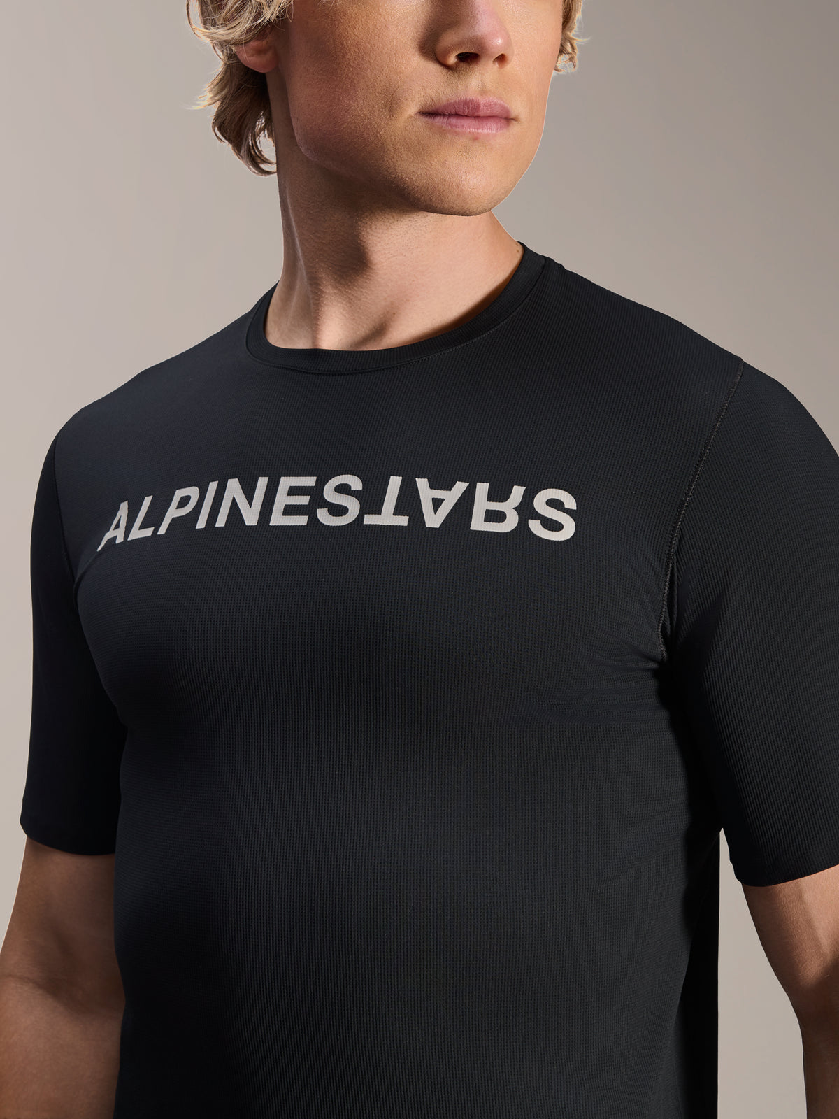 Alpinestars A-Aria Switch Jersey - Short Sleeve, nero, con logo Alpinestars bianco sul petto, vestibilità performante, abbigliamento da ciclismo da uomo traspirante