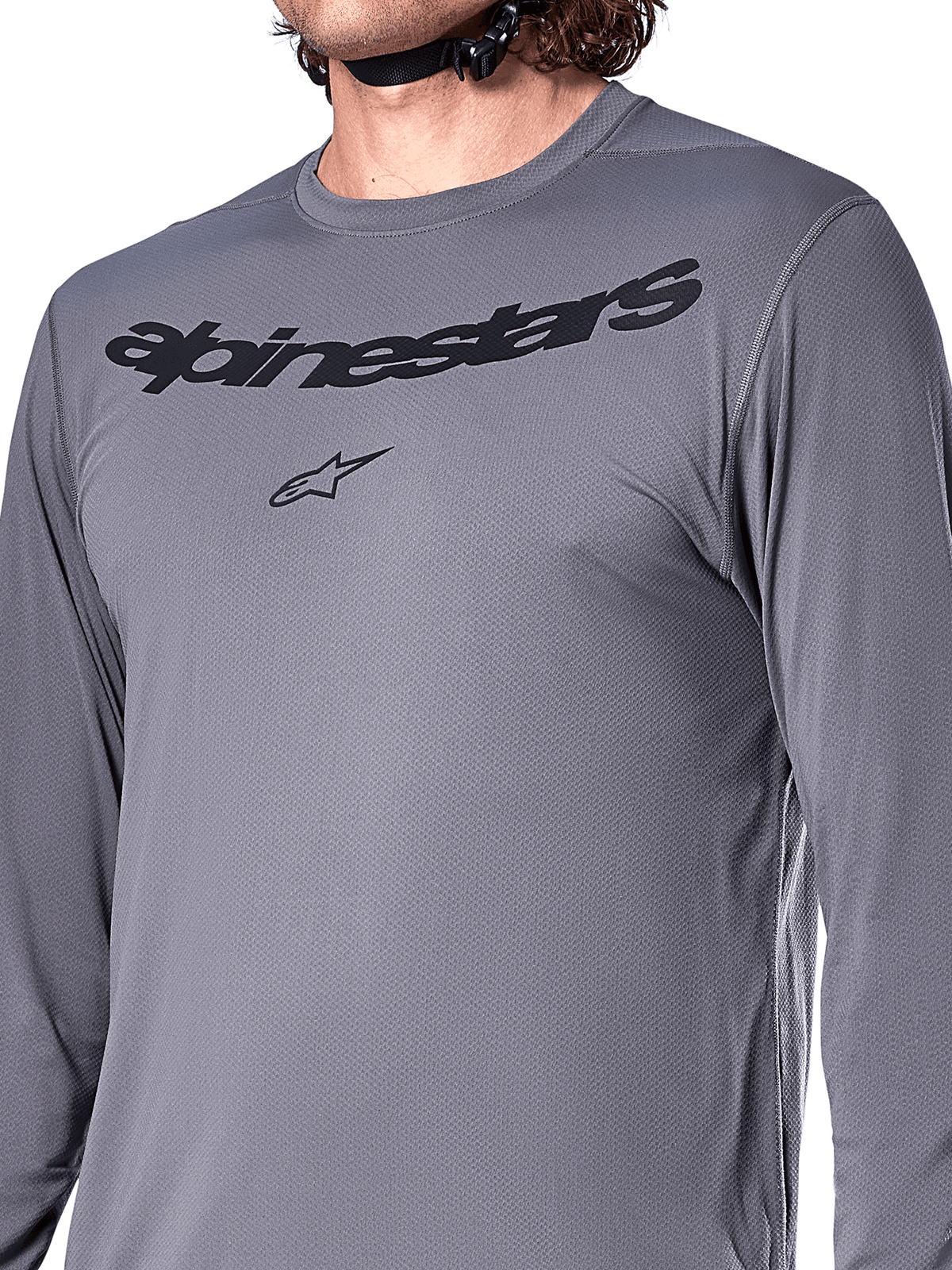Alpinestars A-Dura Rocker Long Sleeve Jersey, grigio scuro, primo piano del petto con scritta Alpinestars e logo a stella neri, materiale jacquard poliestere-spandex, abbigliamento tecnico da mountain bike