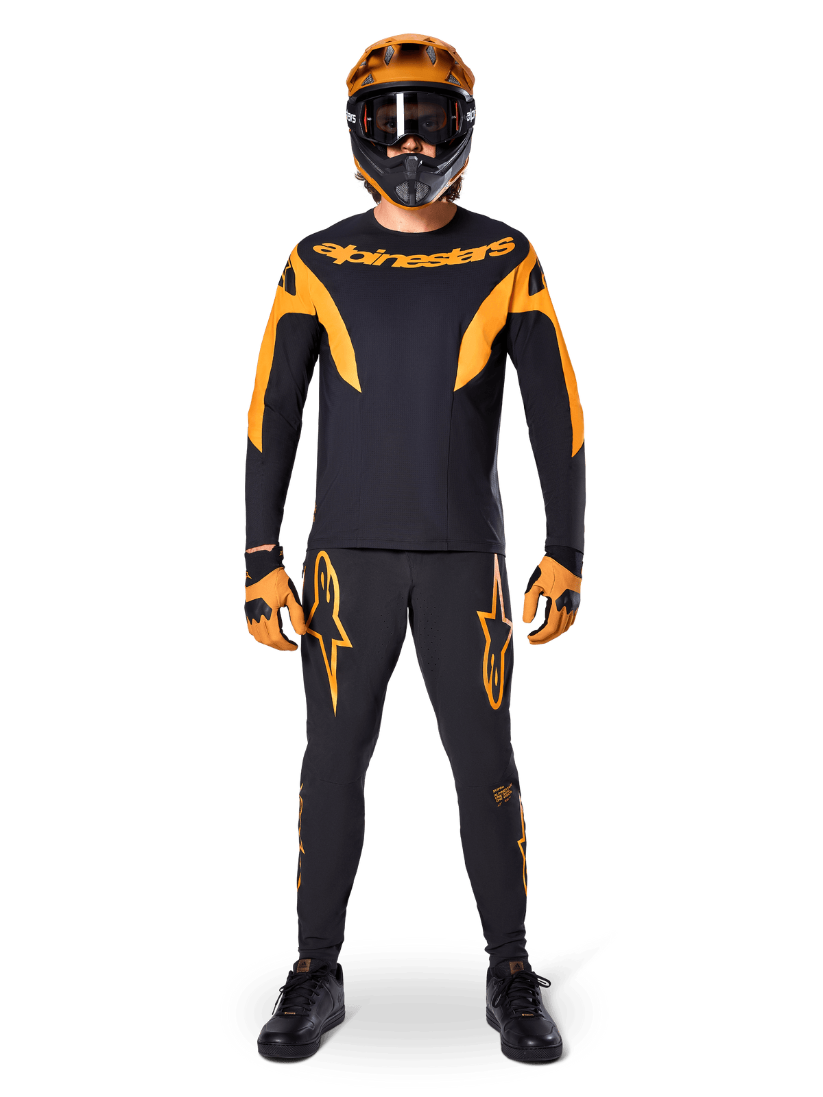 Rider MTB con maglia Alpinestars A-Supra Race - a maniche lunghe in nero e arancione, pantaloni, guanti e casco integrale con maschera coordinati, kit da mountain bike per competizioni e performance off-road