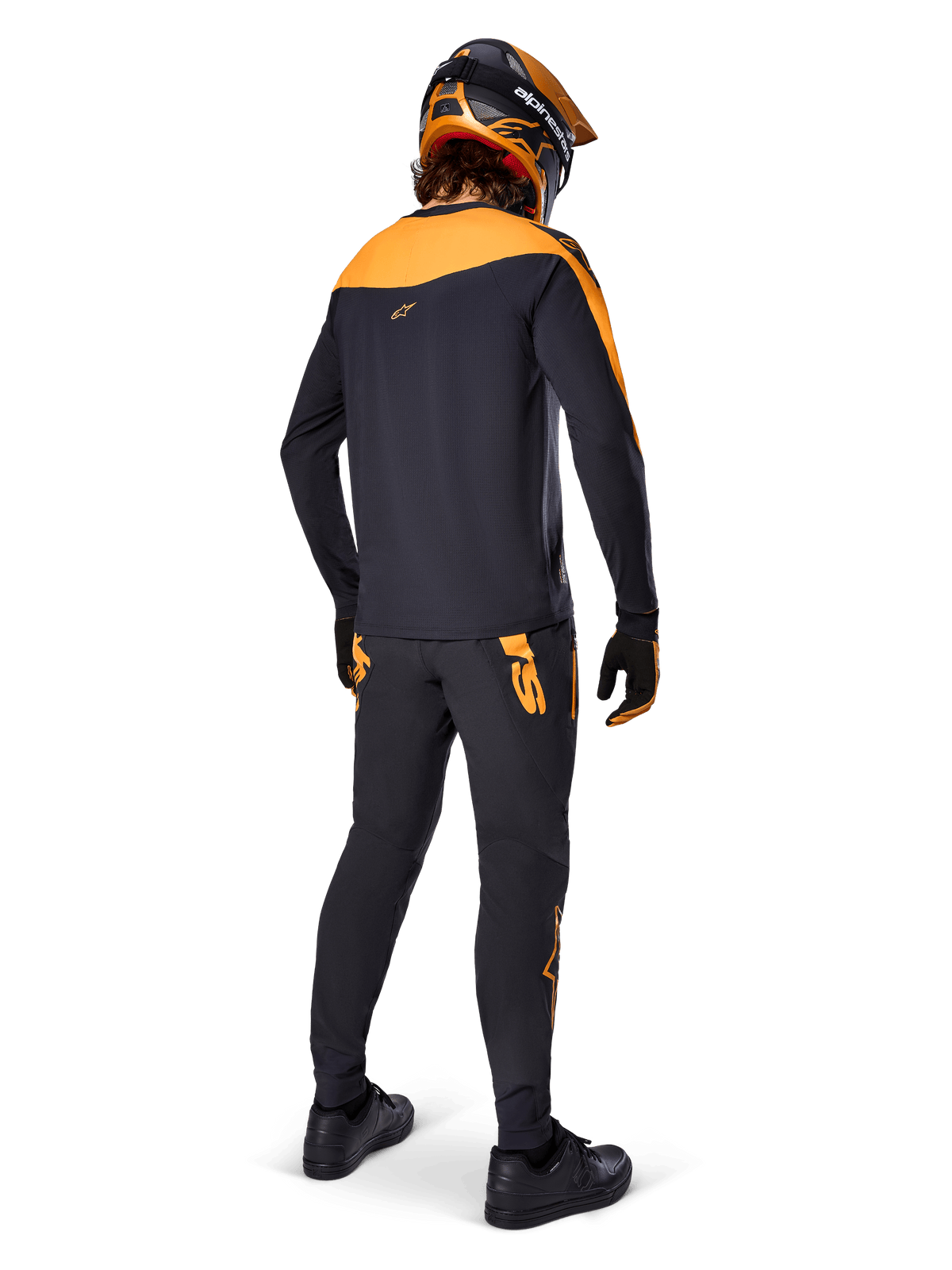 Alpinestars A-Supra Race Jersey - Maniche Lunghe, nero e arancione, vista posteriore di un rider che indossa pantaloni MTB coordinati, casco e guanti arancione e nero, abbigliamento tecnico per gare di mountain bike