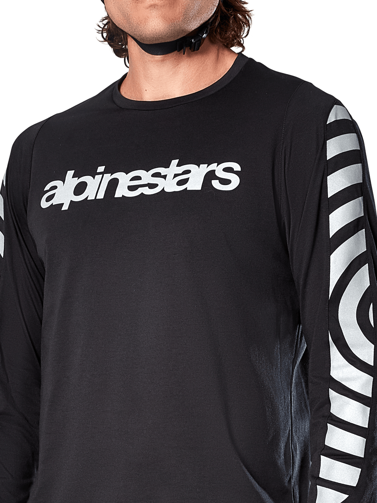 Maglia a maniche lunghe Alpinestars A-Dura Dri Oscar, Black Reflective, vista ravvicinata che mostra il logo Alpinestars bianco sul petto e grafiche circolari riflettenti sulle maniche, abbigliamento tecnico da ciclismo per mountain bike