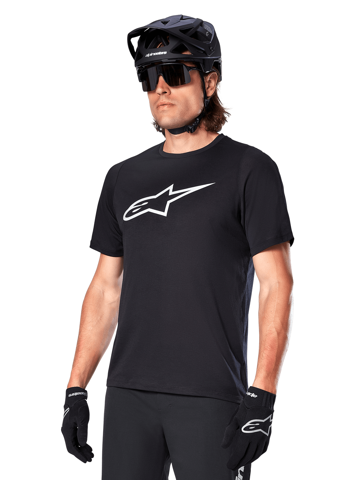 Alpinestars A-Dura Dri Oscar Jersey, maglia da ciclismo MTB a maniche corte, nera con logo bianco, tessuto tecnico traspirante, indossata con casco nero, occhiali da sole e guanti