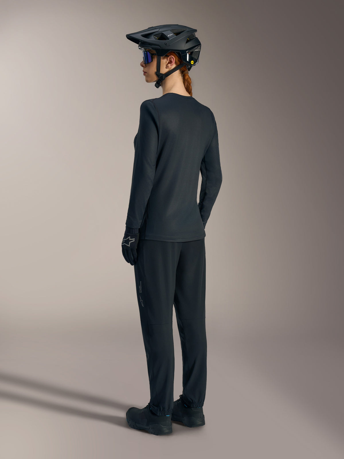 Maglia Stella A-Dura Ride nera a maniche lunghe, top leggero da donna per MTB con orlo posteriore allungato.