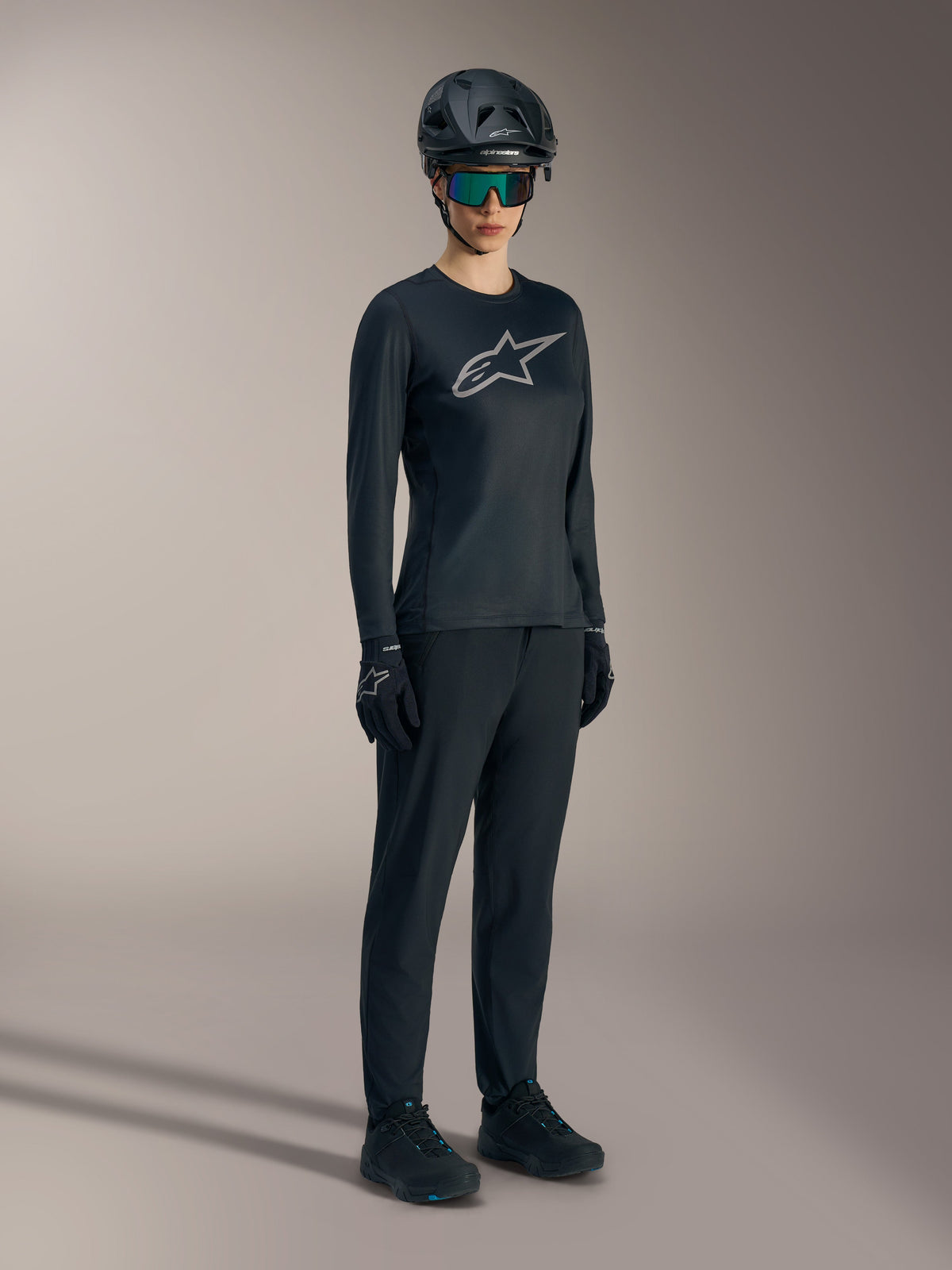 Maglia Alpinestars Stella A-Dura Ride nera a maniche lunghe, top MTB da donna con iconico logo Astars argento sul petto.