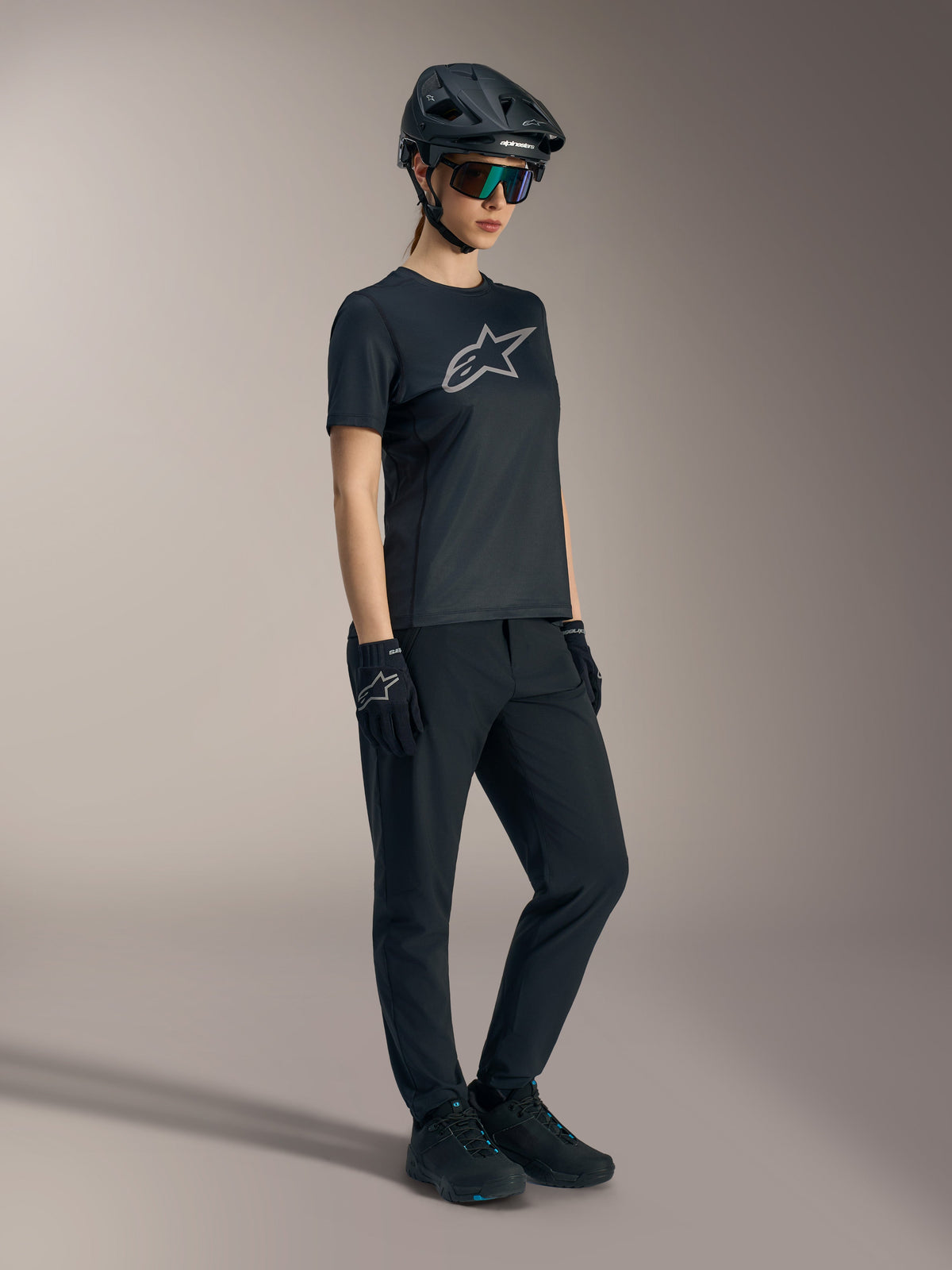 Maglia da MTB Stella A-Dura Ride nera da donna, maniche corte e logo Alpinestars argento sul petto.