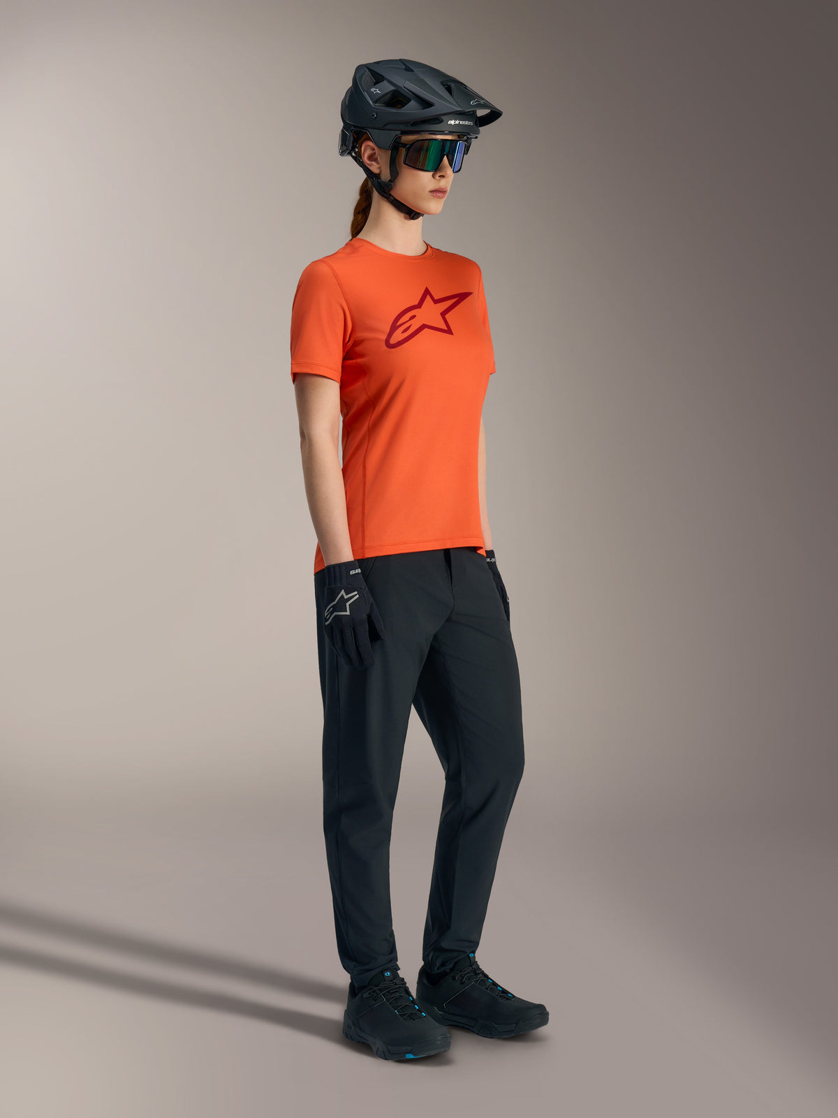 Maglia Stella A-Dura Ride arancione a maniche corte con logo rosso, abbigliamento tecnico MTB da donna per prestazioni trail