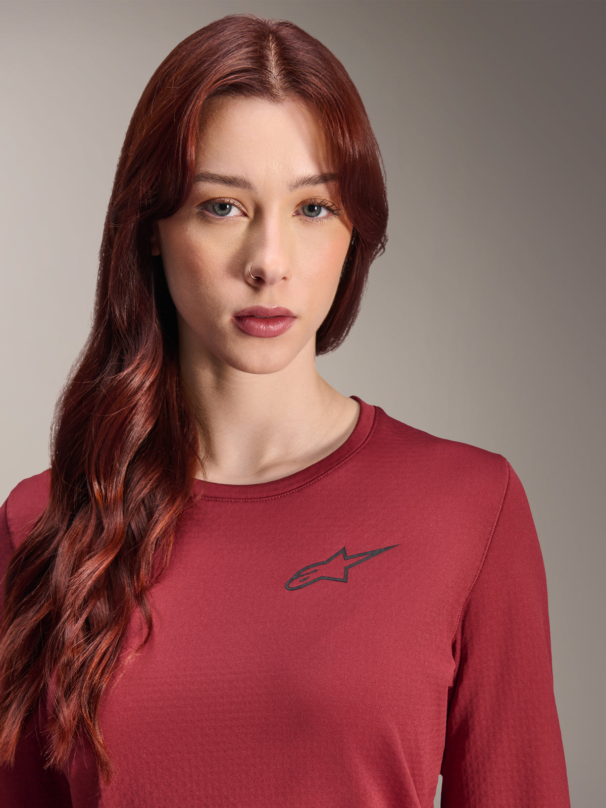 Alpinestars Stella A-Dura Thermal Jersey, maglia MTB a maniche lunghe da donna, Borgogna, vista ravvicinata con logo a stella nero sul petto, abbigliamento tecnico isolante per mountain bike in climi freddi