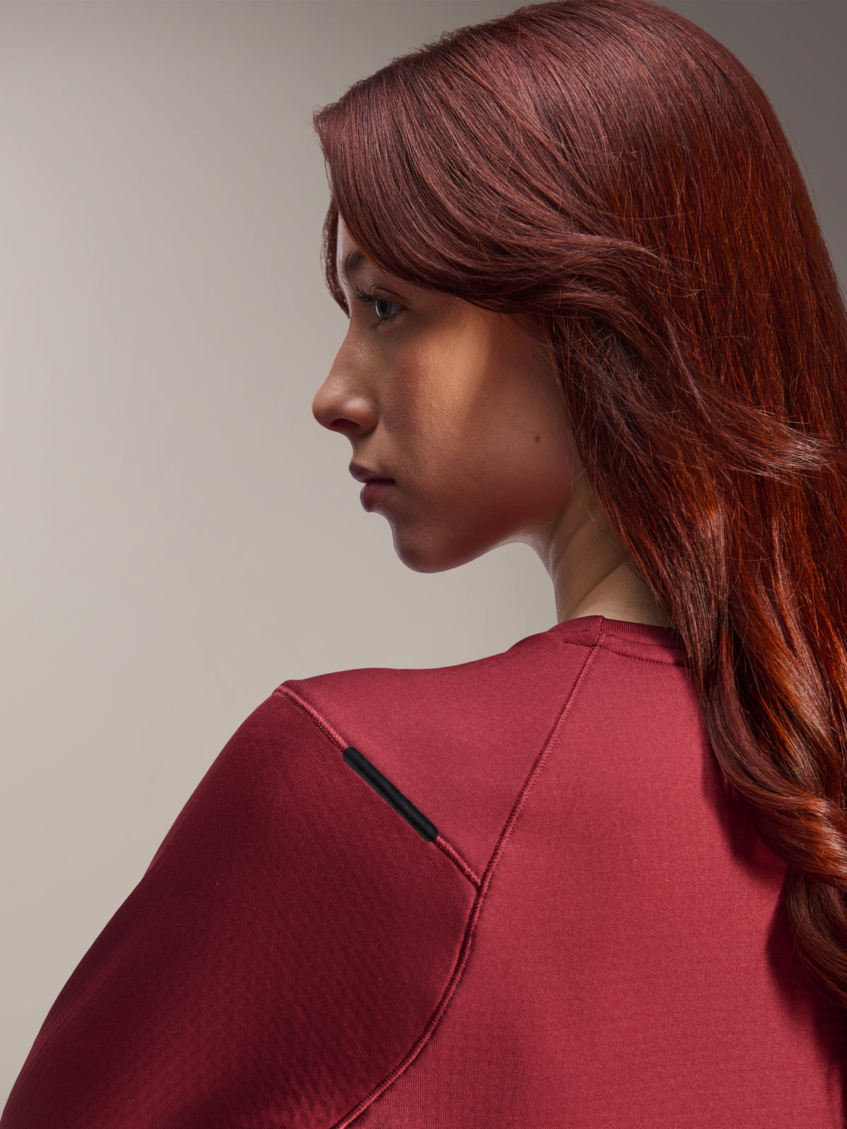 Alpinestars Stella A-Dura Thermal Jersey, maglia da MTB a maniche lunghe color borgogna, vista di profilo ravvicinata con dettaglio della cucitura sulla spalla e della trama del materiale, abbigliamento da ciclismo lifestyle