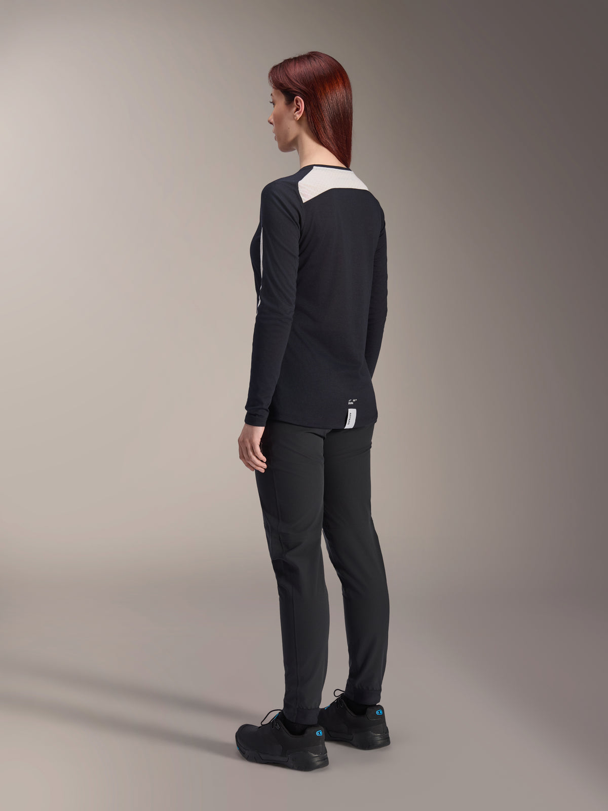 Maglia Alpinestars Stella A-Dura Dri Astar a maniche lunghe da donna, nero, vista posteriore con pannello in mesh bianco sulla parte superiore della schiena e sulle spalle, abbigliamento tecnico per mountain bike