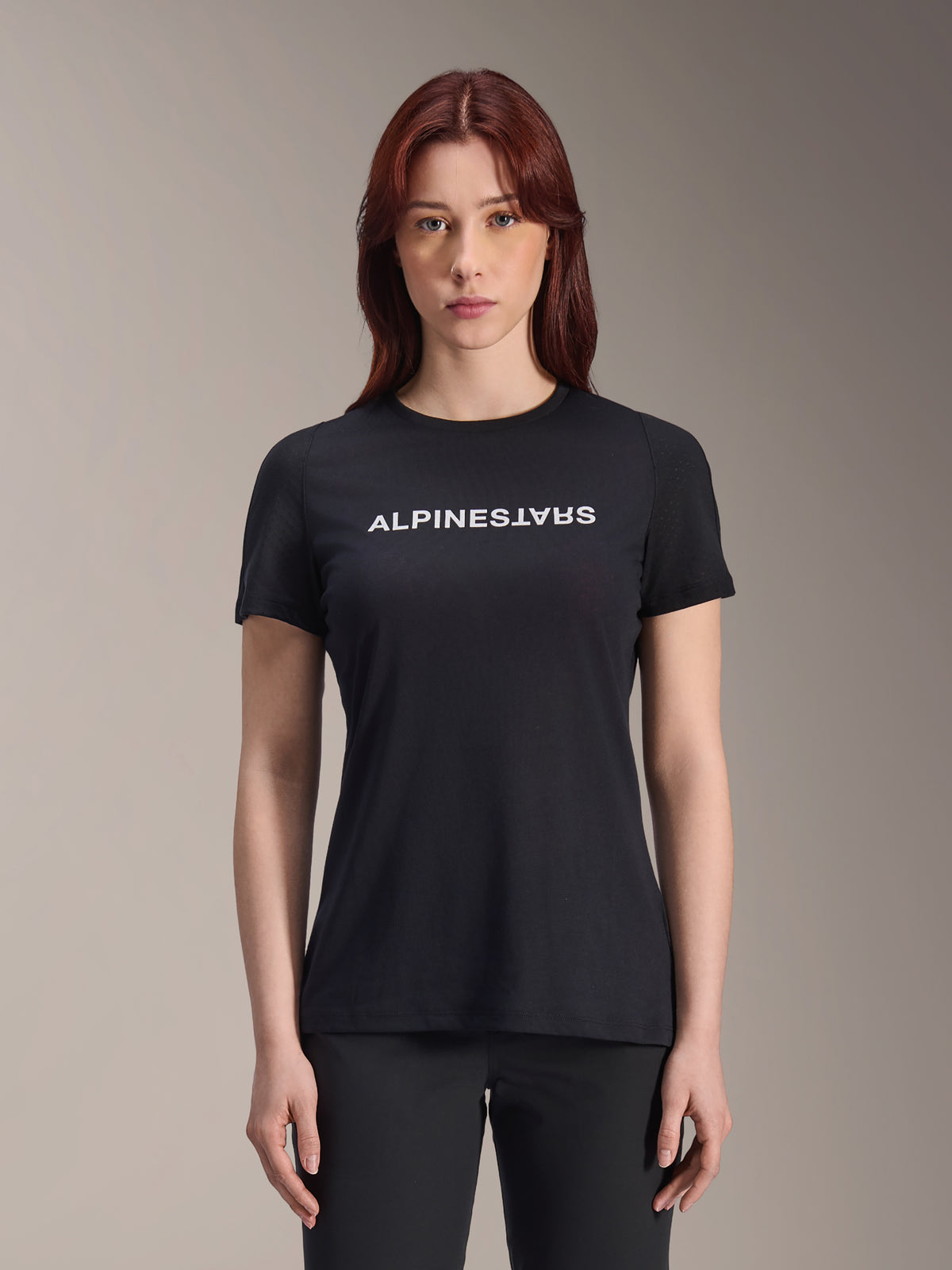 Alpinestars Stella A-Dura Dri Switch Jersey, maglia MTB a maniche corte da donna, nera con logo Alpinestars bianco sul petto, vestibilità casual performance, tessuto tecnico traspirante per mountain bike