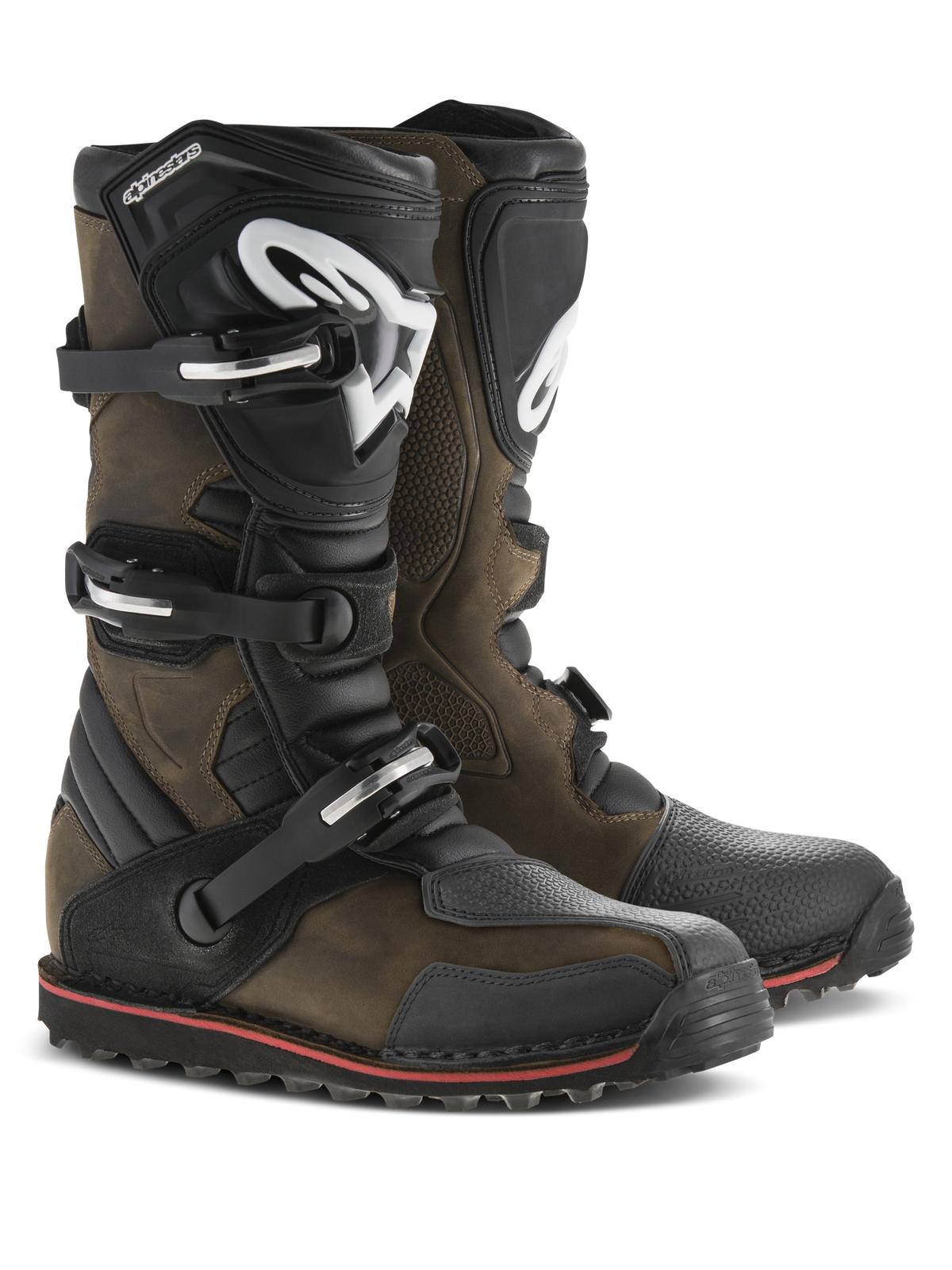 Alpinestars Tech-T Boots, stivali da moto da trial, pelle oliata marrone con accenti neri, dotati di placche parastinchi ergonomiche con logo Alpinestars bianco, sistema di chiusura a tre fibbie e suola nera con striscia rossa, calzatura robusta da fuoristrada
