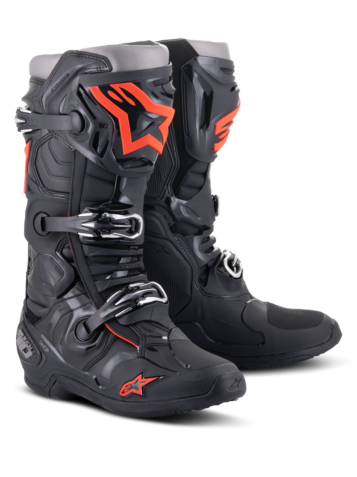 Stivali Alpinestars Tech 10, stivali da motocross, nero e rosso fluorescente, con sistema di chiusura a tripla fibbia, calotta tecnica in TPU e vivaci loghi arancioni, calzature protettive professionali per gare off-road.