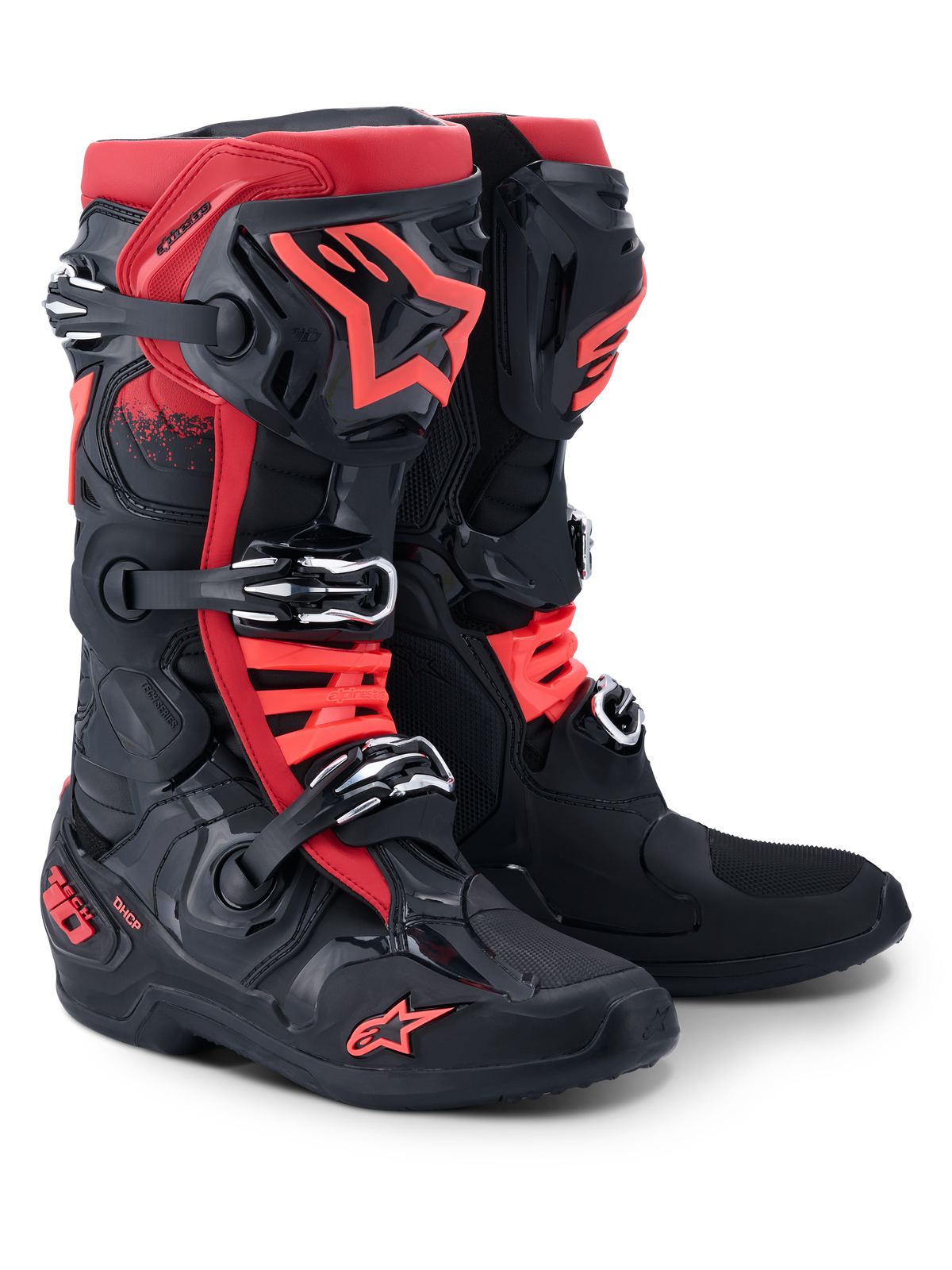 Stivali Alpinestars Tech 10, stivali da motocross, nero e rosso, sistema di chiusura a tripla fibbia, logo a stella Alpinestars rosso su parastinco e punta, marchio DHCP sul tallone, design protettivo professionale per competizioni fuoristrada