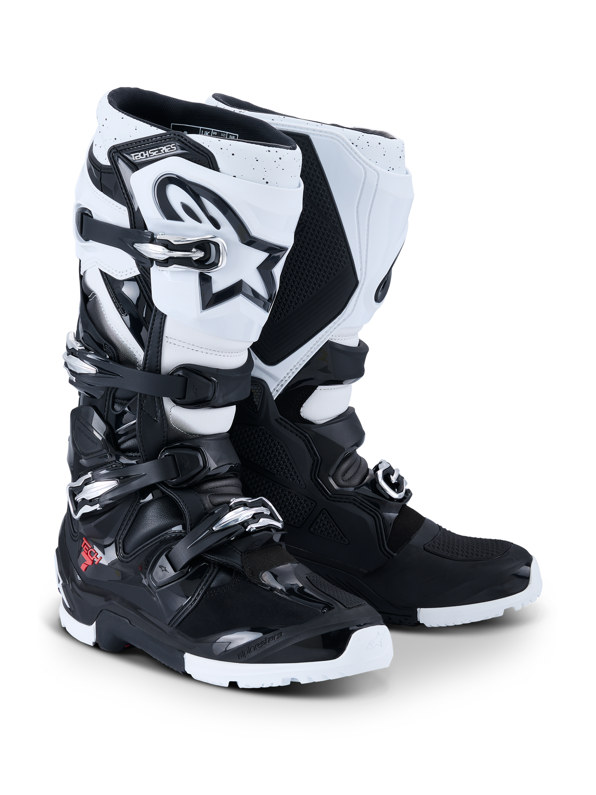 Alpinestars 2026 Tech 7 Enduro, stivali da motocross ed enduro, nero e bianco, sistema di chiusura a quattro fibbie, logo Astar bianco in evidenza sullo stinco, pannelli protettivi in TPU e suola specifica per enduro per grip fuoristrada.