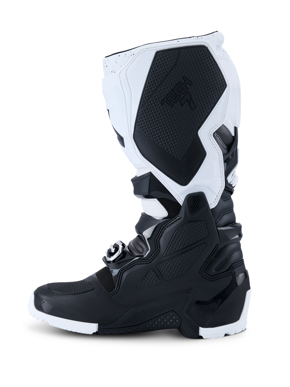 Alpinestars 2026 Tech 7 Enduro Boots, stivali da motocross, nero e bianco, vista laterale di profilo che mostra i pannelli protettivi in TPU resistenti, sezione mediale con grip testurizzato e logo Tech 7, e sistema di chiusura con fibbie ad alta resistenza per la guida off-road