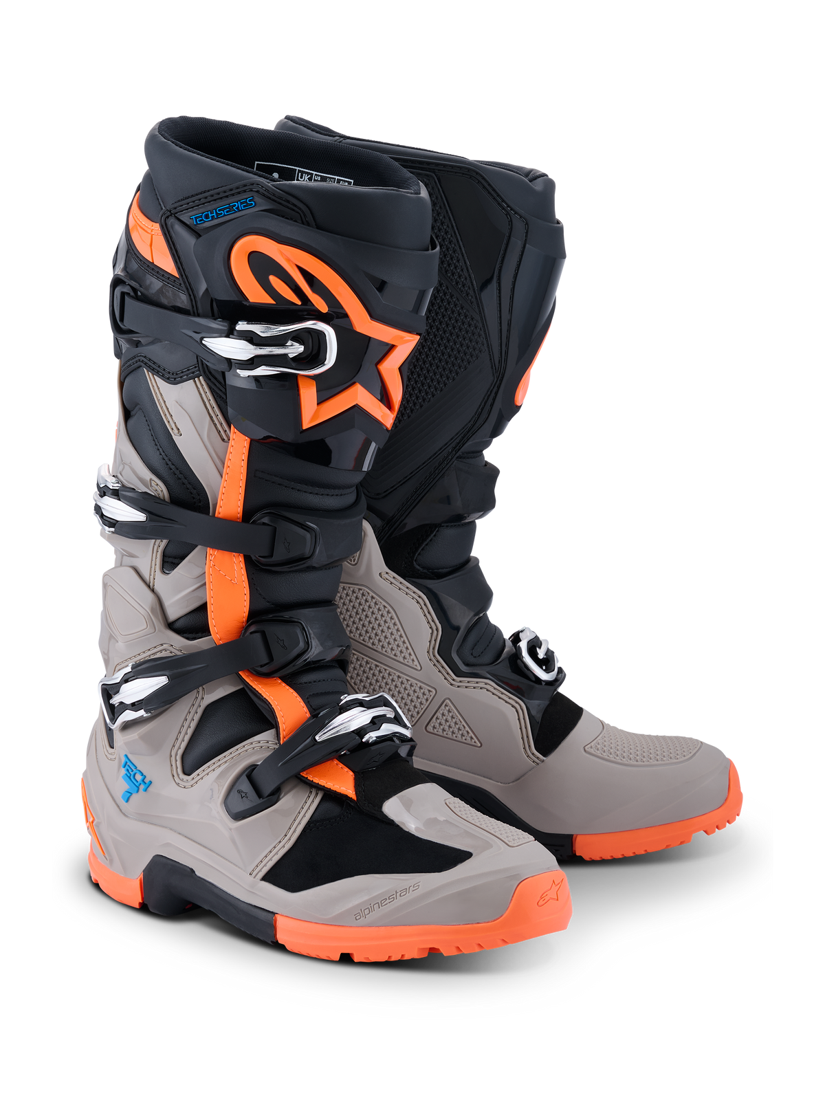 Alpinestars 2026 Tech 7 Enduro Boots, stivali da moto off-road, nero, grigio caldo e arancione fluo, quattro chiusure a fibbia, robusta suola arancione, pannelli protettivi in TPU e marchio Alpinestars