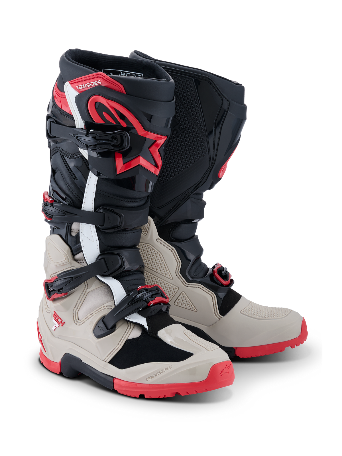 Alpinestars 2026 Tech 7 Enduro Boots, stivali da motocross ed enduro, nero, grigio chiaro e rosso brillante, con sistema di chiusura a quattro fibbie, protezione stinco in TPU con logo a stella rosso e suola rossa robusta per prestazioni fuoristrada