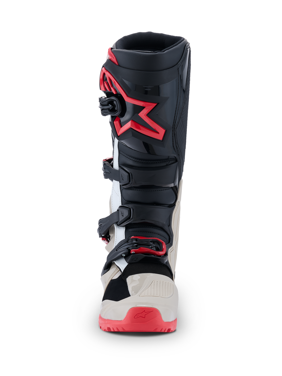 Stivali Alpinestars 2026 Tech 7 Enduro, stivali da motocross, nero, grigio chiaro e rosso brillante, vista frontale con sistema di chiusura a fibbie multiple e logo a stella rossa sullo stinco